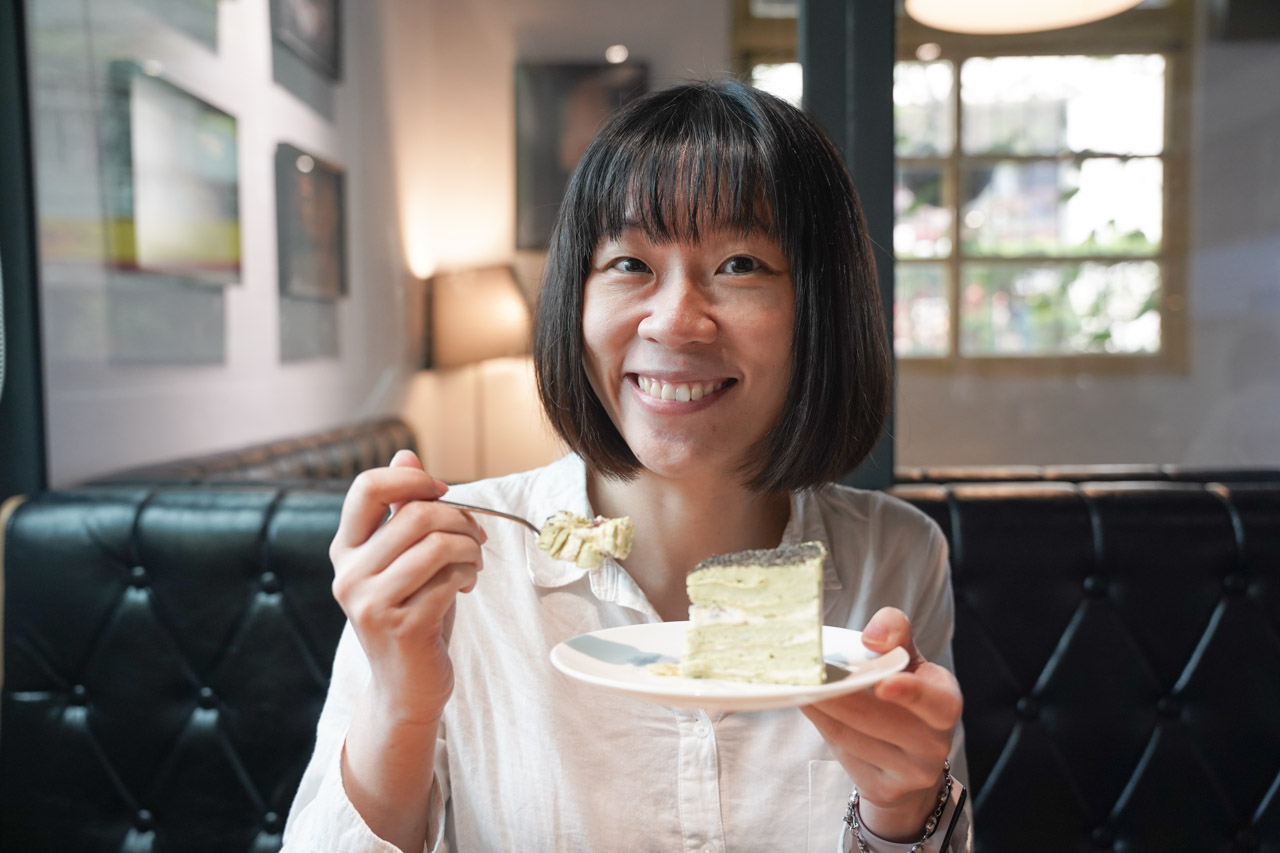 Peace & Love Cafe 咖啡館在冠軍咖啡師的堅持之下，手沖咖啡品質真的沒話說，採用虹吸咖啡壺出杯非常具有特色。鄰近捷運大坪林站，交通便利，手工甜點推薦必吃，還有客製化烘豆貼心服務。