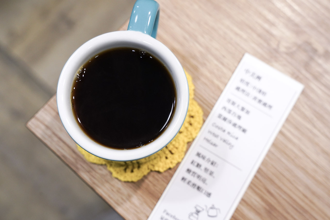 偶爾會跟廢人小姐約在萬華吃晚餐，因為在萬華區附近有好多美食，這天晚上我們在兩喜號吃過晚餐後到附近散散步，今天遇到了呆待咖啡，喝了杯充滿在地人情味的青草茶咖啡。