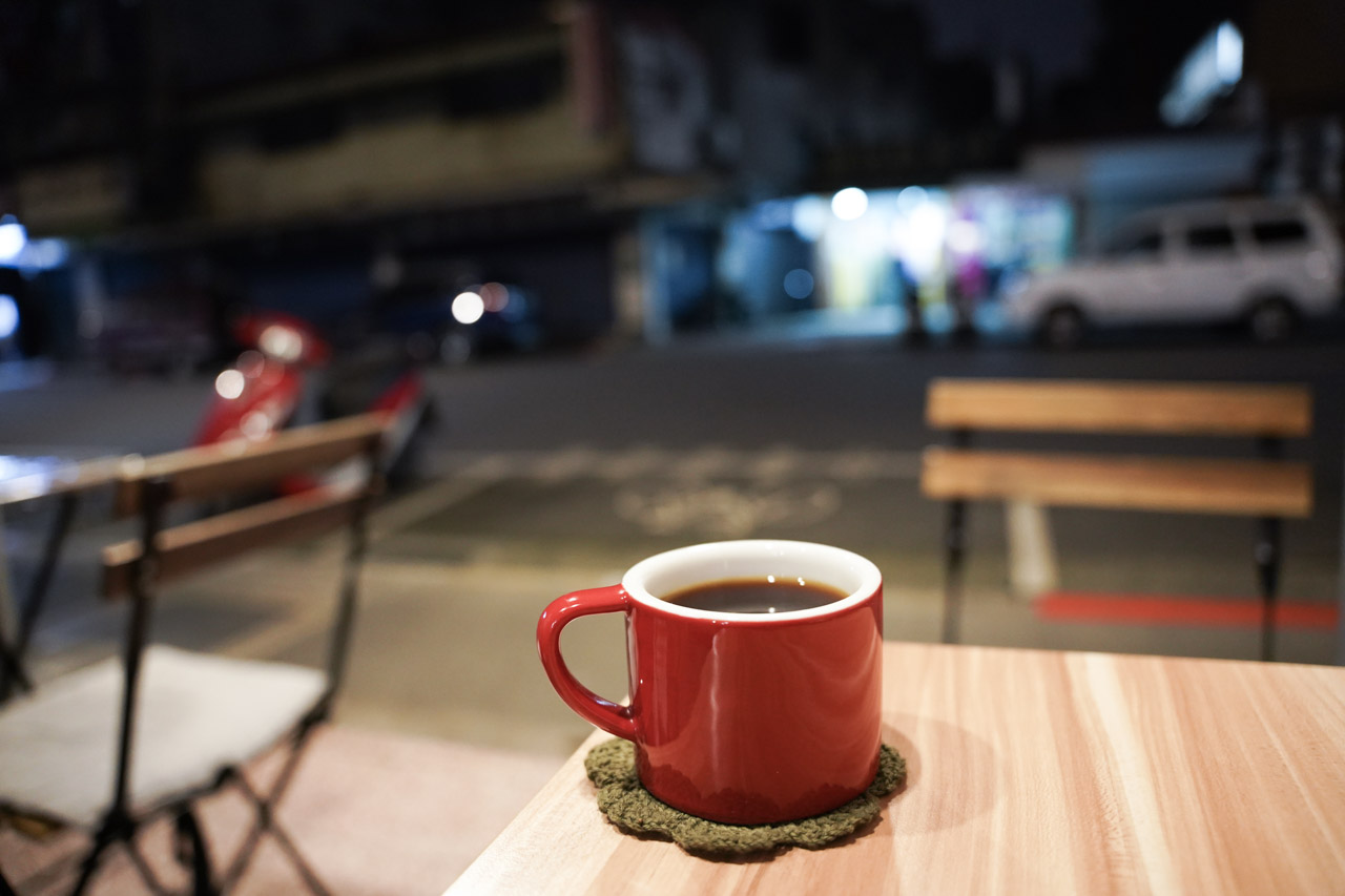 偶爾會跟廢人小姐約在萬華吃晚餐，因為在萬華區附近有好多美食，這天晚上我們在兩喜號吃過晚餐後到附近散散步，今天遇到了呆待咖啡，喝了杯充滿在地人情味的青草茶咖啡。
