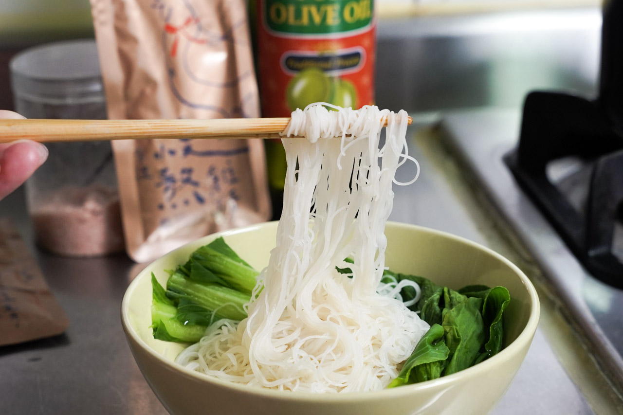 平常上班忙碌，三餐飲食大都隨便吃，廢人小姐的保養習慣就是定時喝個雞精，適時的補充身體所需營養，大成慢熬雞精是由大成食品這個老品牌所推出的產品，用合理的價格可以買到100%熟齡母雞全雞所熬煮的雞精，使用原料單純。