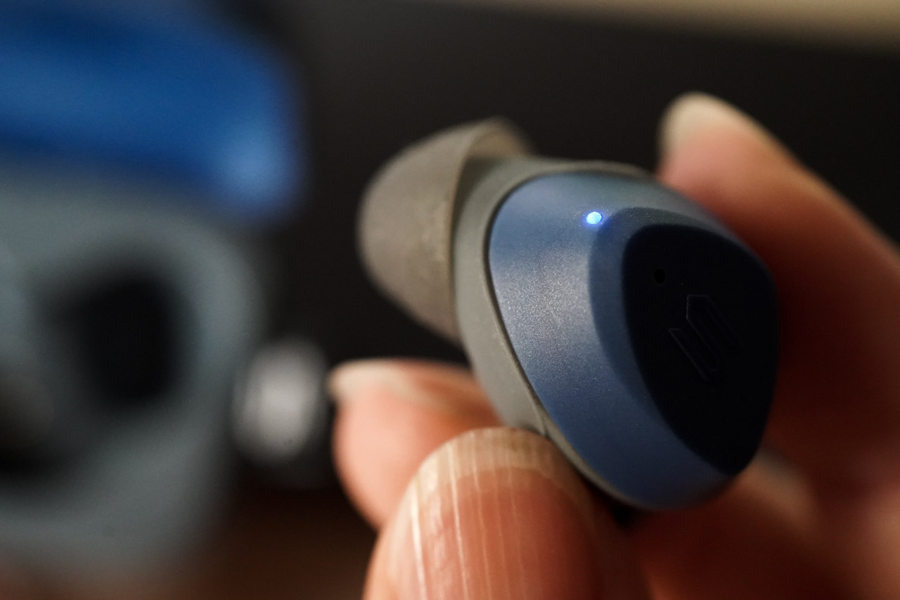 這是一款適合新手入門的藍芽耳機，SOUL S-Fit 全方位真無線藍牙耳機，SOUL 與許多知名音樂人合作，並且提供高品質、專業音樂耳機，這款藍芽耳機有時尚外觀設計，不只在專業領域的功能還有照顧喜好流行族群所愛特質！