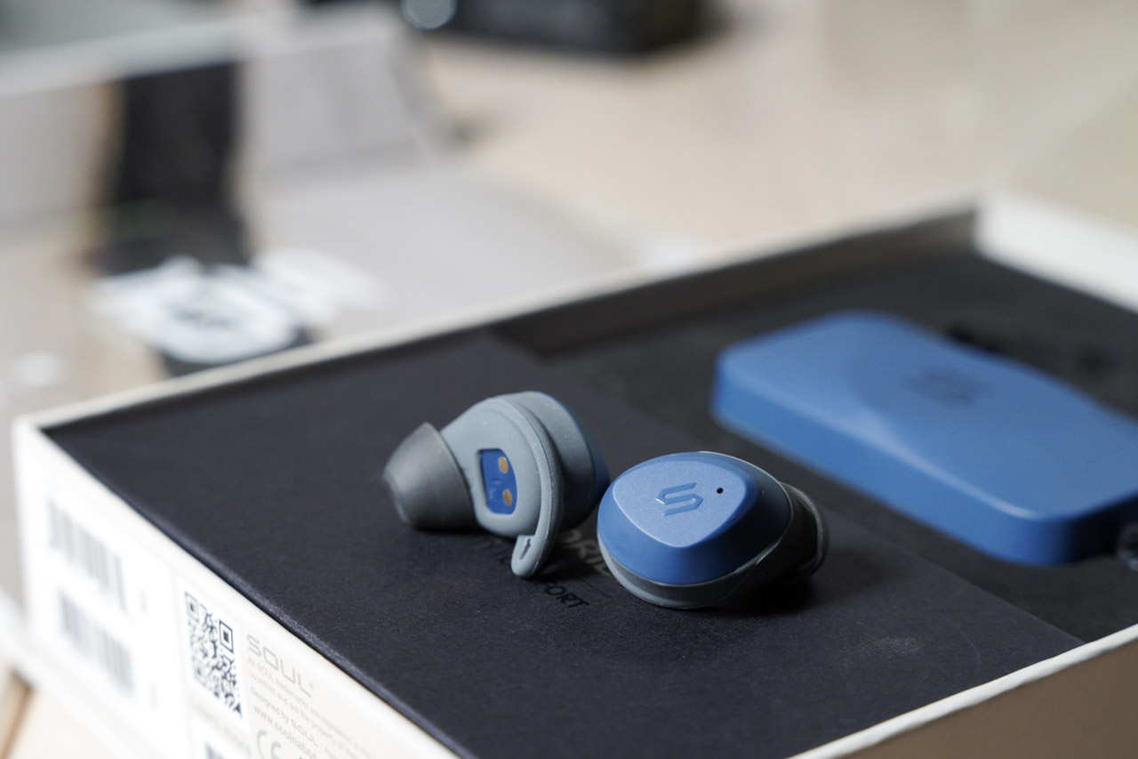 這是一款適合新手入門的藍芽耳機，SOUL S-Fit 全方位真無線藍牙耳機，SOUL 與許多知名音樂人合作，並且提供高品質、專業音樂耳機，這款藍芽耳機有時尚外觀設計，不只在專業領域的功能還有照顧喜好流行族群所愛特質！