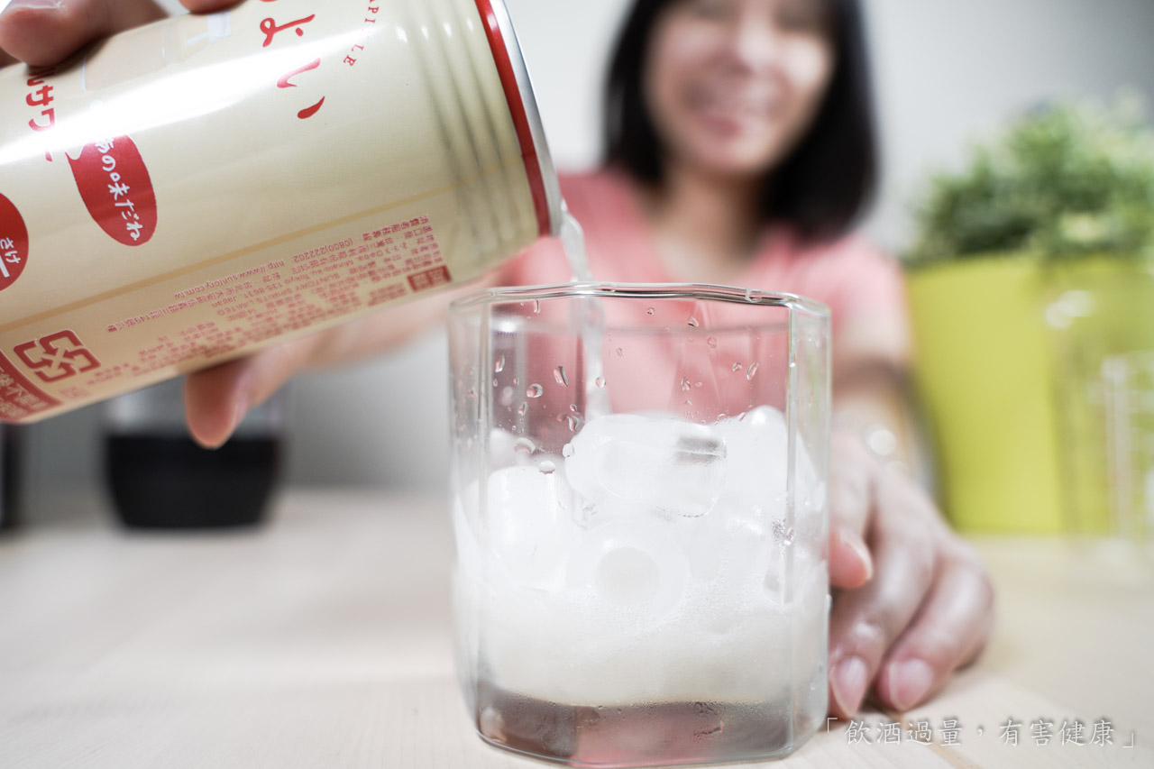 夏天喝飲料最需要搭配的就是冰冰涼涼的冰塊，炎熱的天氣就是要喝冰的才爽快，不冰的飲料我可是不喝的！KOHZII 康馳 微電腦全自動製冰機 KIM1200 6-8分鐘快速製冰，自己動手做最安全，再也不用買冰塊了。