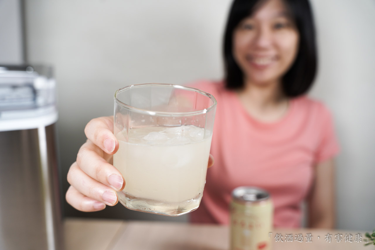 夏天喝飲料最需要搭配的就是冰冰涼涼的冰塊，炎熱的天氣就是要喝冰的才爽快，不冰的飲料我可是不喝的！KOHZII 康馳 微電腦全自動製冰機 KIM1200 6-8分鐘快速製冰，自己動手做最安全，再也不用買冰塊了。