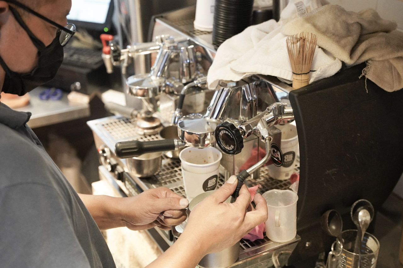 位於台北捷運科技大樓站附近的ER咖啡．ER Coffee，這間咖啡廳老闆煮出來的虹吸咖啡讓我驚豔連連，隨手挑了咖啡豆耶加雪夫、水洗、G1，喝起來口感風味絕佳，野薑花、佛手柑、檸檬、杏桃，嘴裡香氣濃郁且厚實。