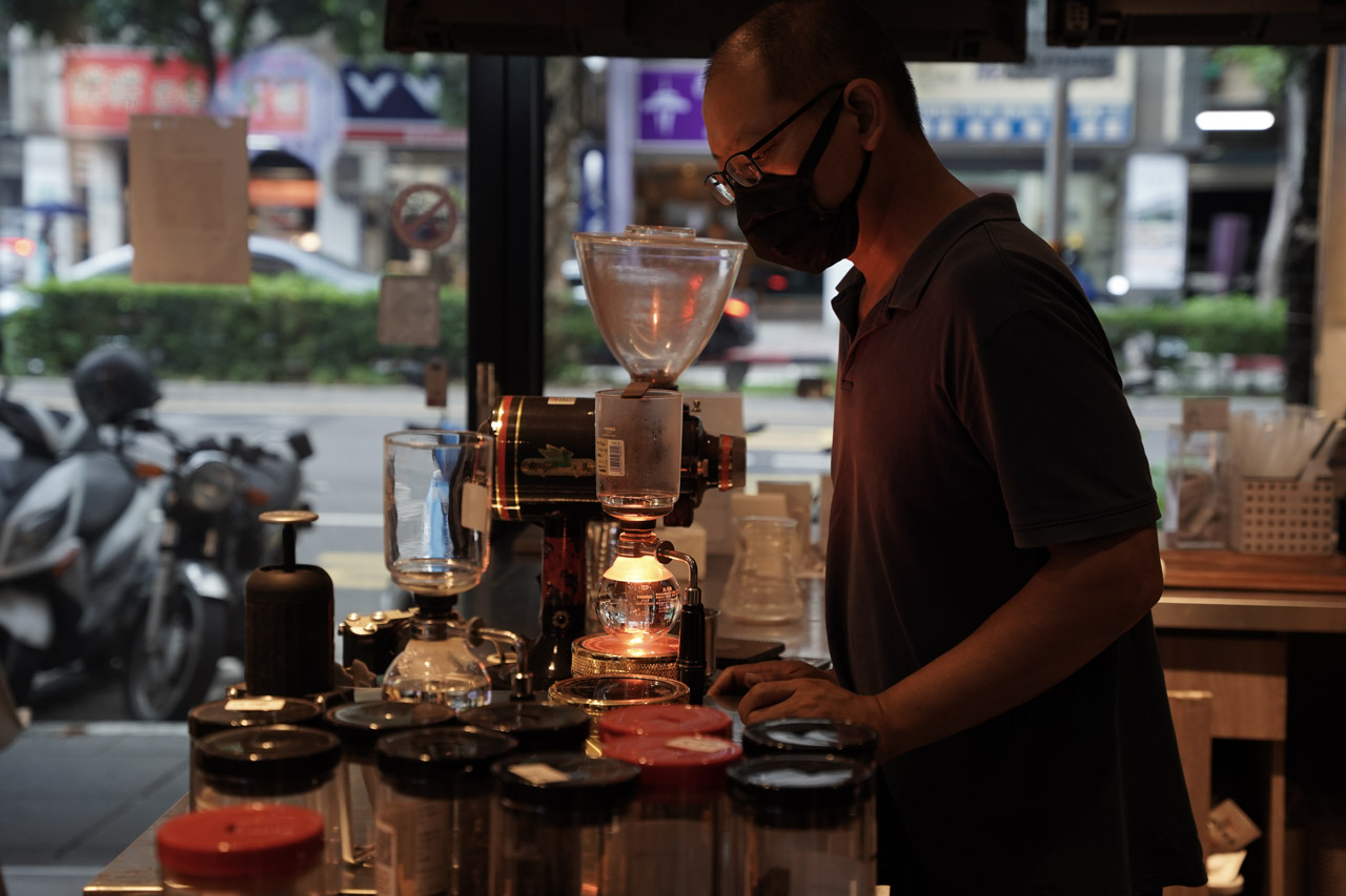 位於台北捷運科技大樓站附近的ER咖啡．ER Coffee，這間咖啡廳老闆煮出來的虹吸咖啡讓我驚豔連連，隨手挑了咖啡豆耶加雪夫、水洗、G1，喝起來口感風味絕佳，野薑花、佛手柑、檸檬、杏桃，嘴裡香氣濃郁且厚實。