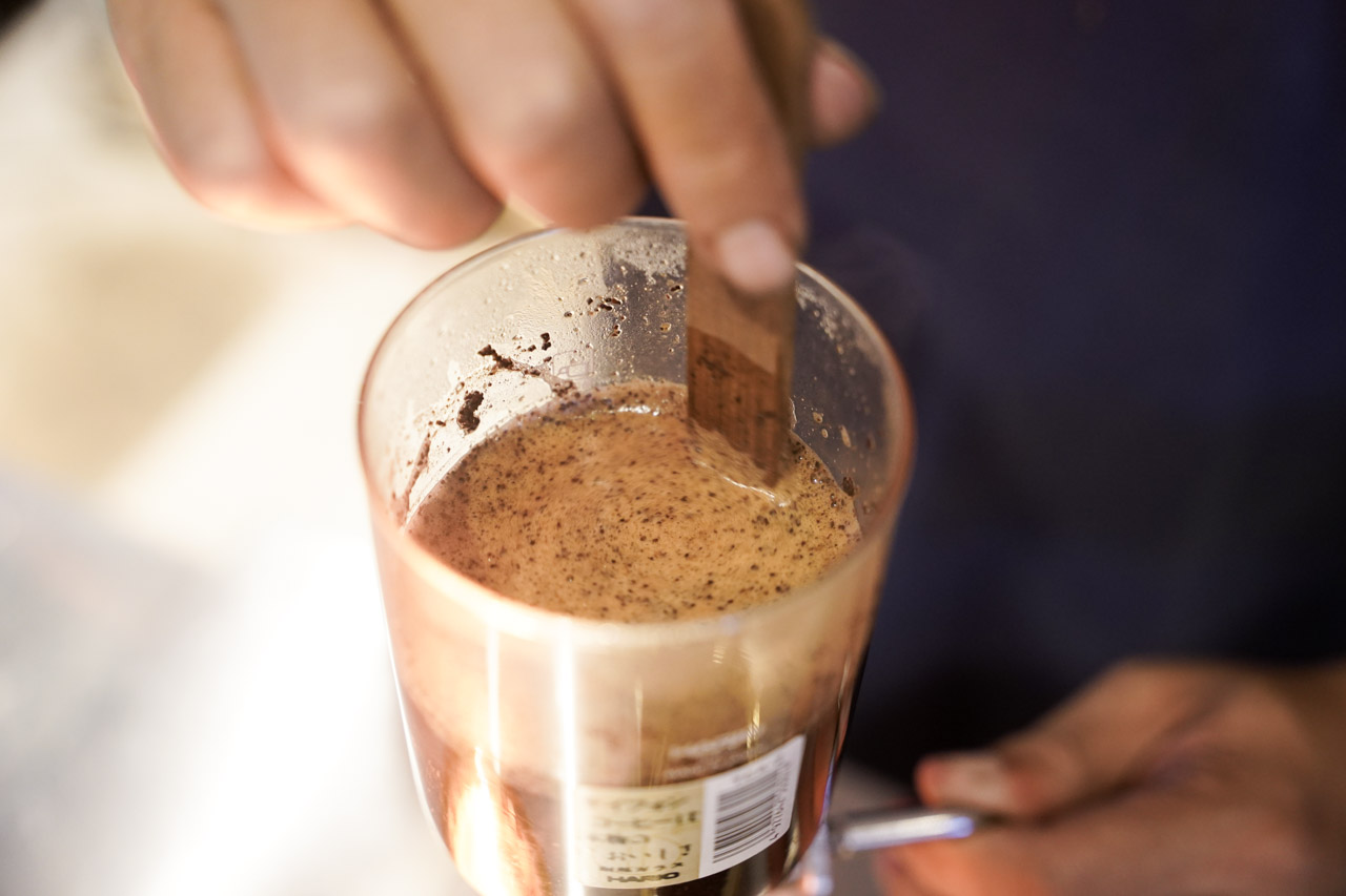 位於台北捷運科技大樓站附近的ER咖啡．ER Coffee，這間咖啡廳老闆煮出來的虹吸咖啡讓我驚豔連連，隨手挑了咖啡豆耶加雪夫、水洗、G1，喝起來口感風味絕佳，野薑花、佛手柑、檸檬、杏桃，嘴裡香氣濃郁且厚實。