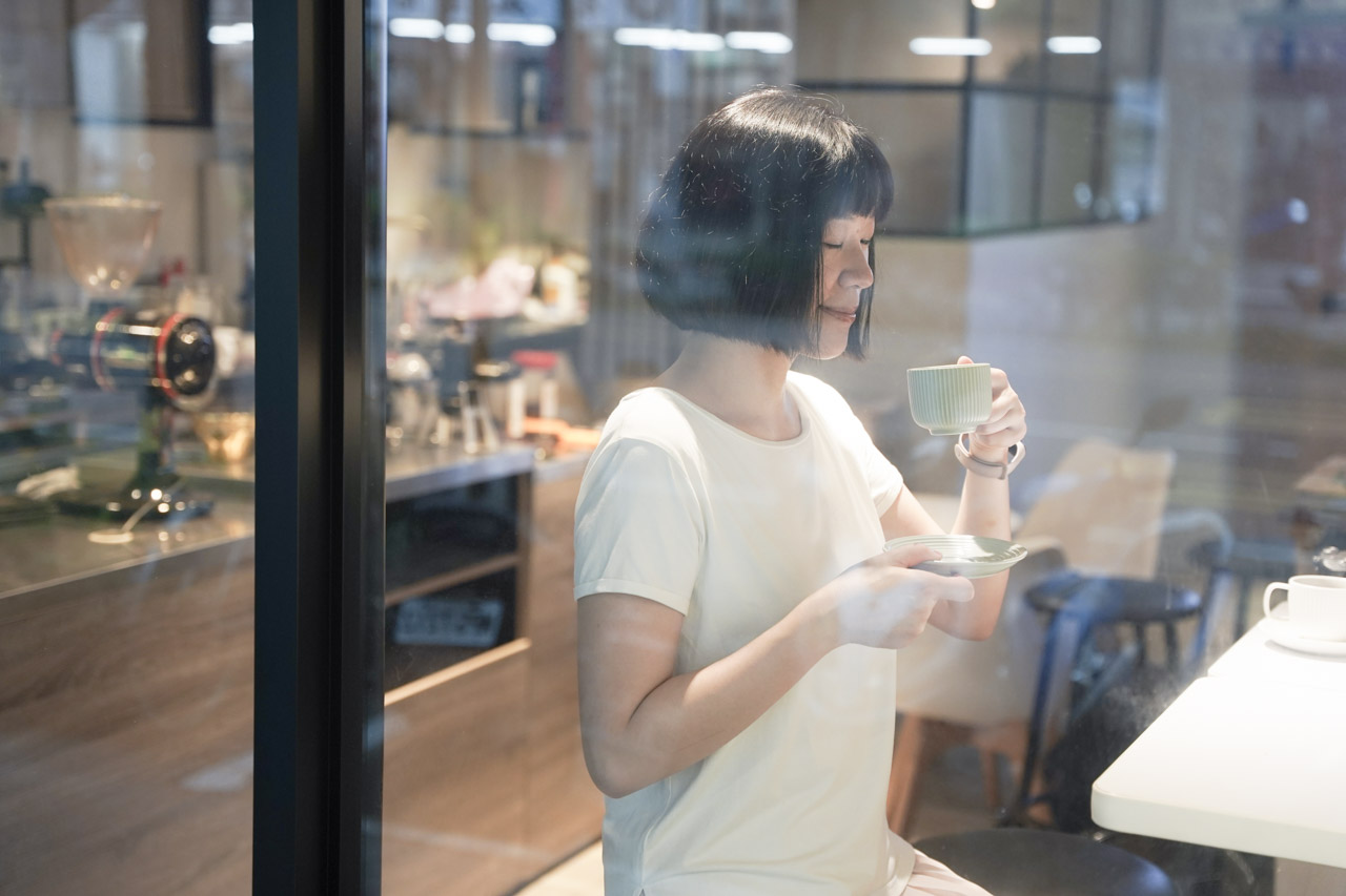 位於台北捷運科技大樓站附近的ER咖啡．ER Coffee，這間咖啡廳老闆煮出來的虹吸咖啡讓我驚豔連連，隨手挑了咖啡豆耶加雪夫、水洗、G1，喝起來口感風味絕佳，野薑花、佛手柑、檸檬、杏桃，嘴裡香氣濃郁且厚實。