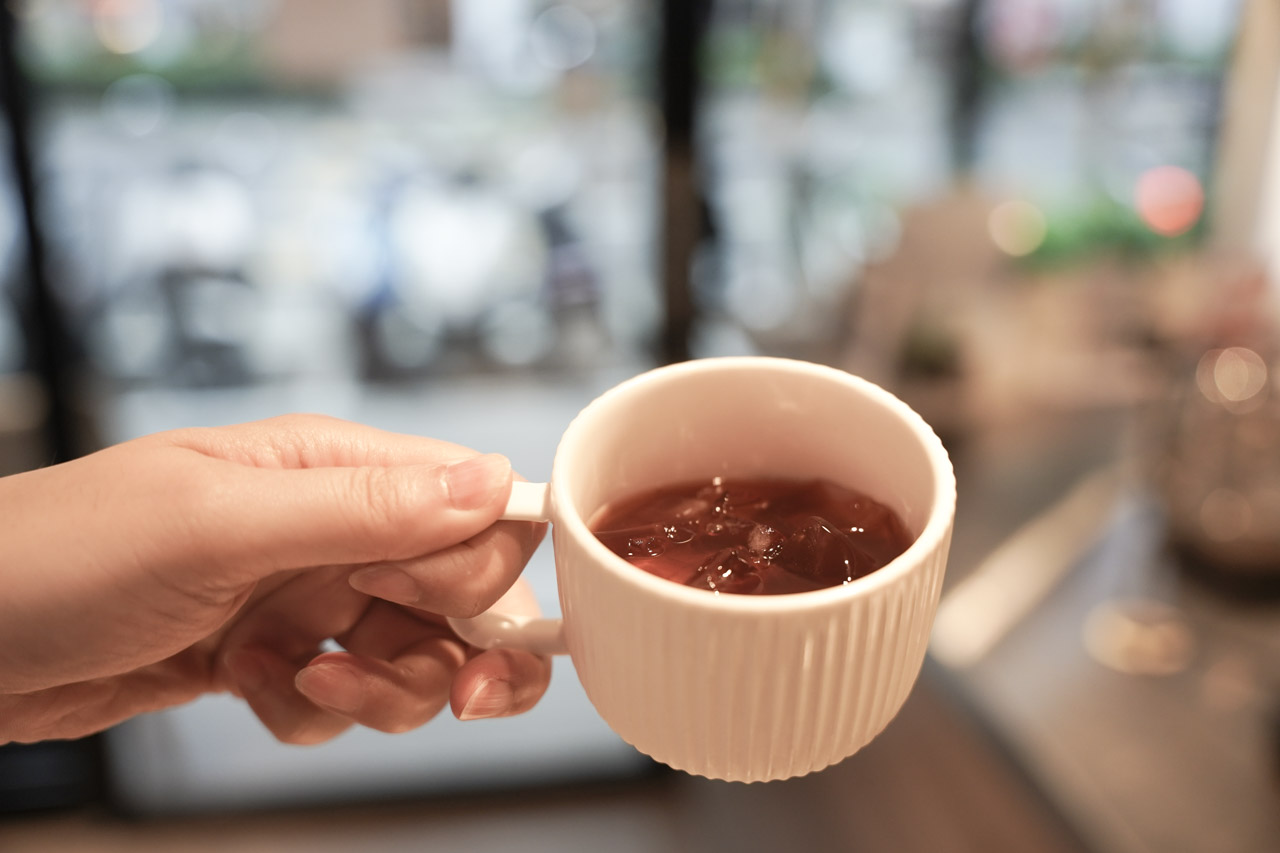 位於台北捷運科技大樓站附近的ER咖啡．ER Coffee，這間咖啡廳老闆煮出來的虹吸咖啡讓我驚豔連連，隨手挑了咖啡豆耶加雪夫、水洗、G1，喝起來口感風味絕佳，野薑花、佛手柑、檸檬、杏桃，嘴裡香氣濃郁且厚實。