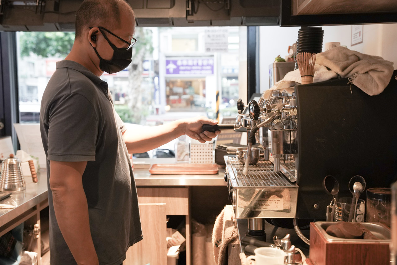 位於台北捷運科技大樓站附近的ER咖啡．ER Coffee，這間咖啡廳老闆煮出來的虹吸咖啡讓我驚豔連連，隨手挑了咖啡豆耶加雪夫、水洗、G1，喝起來口感風味絕佳，野薑花、佛手柑、檸檬、杏桃，嘴裡香氣濃郁且厚實。