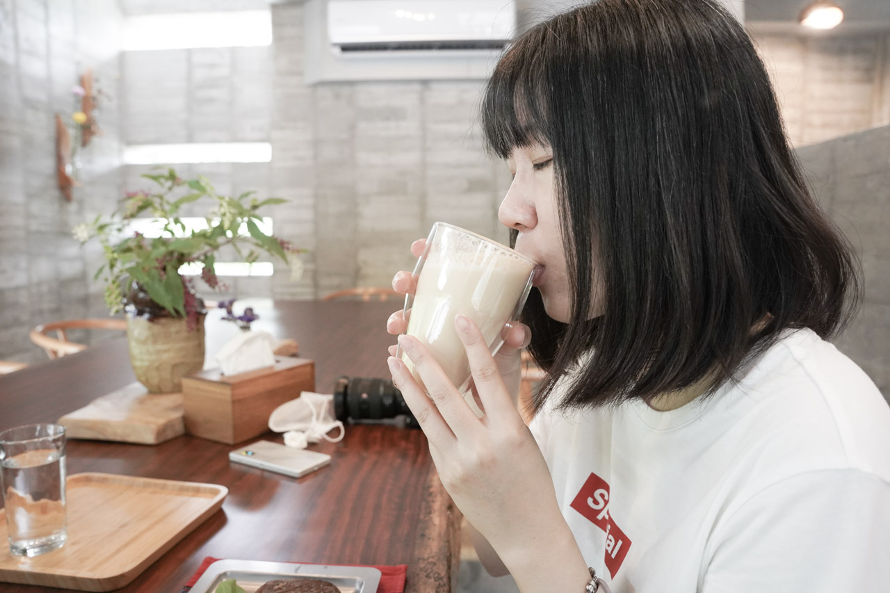 本來食藝空間民宿這是一間現代清水模建築，到花蓮壽豐住宿旅遊推薦首選，由建築名師徐純一 - i2建築研究室主持人親手設計而成的一棟建築，民宿主人親自招待入住的旅客，藉此呈現出民宿最原本的型態。