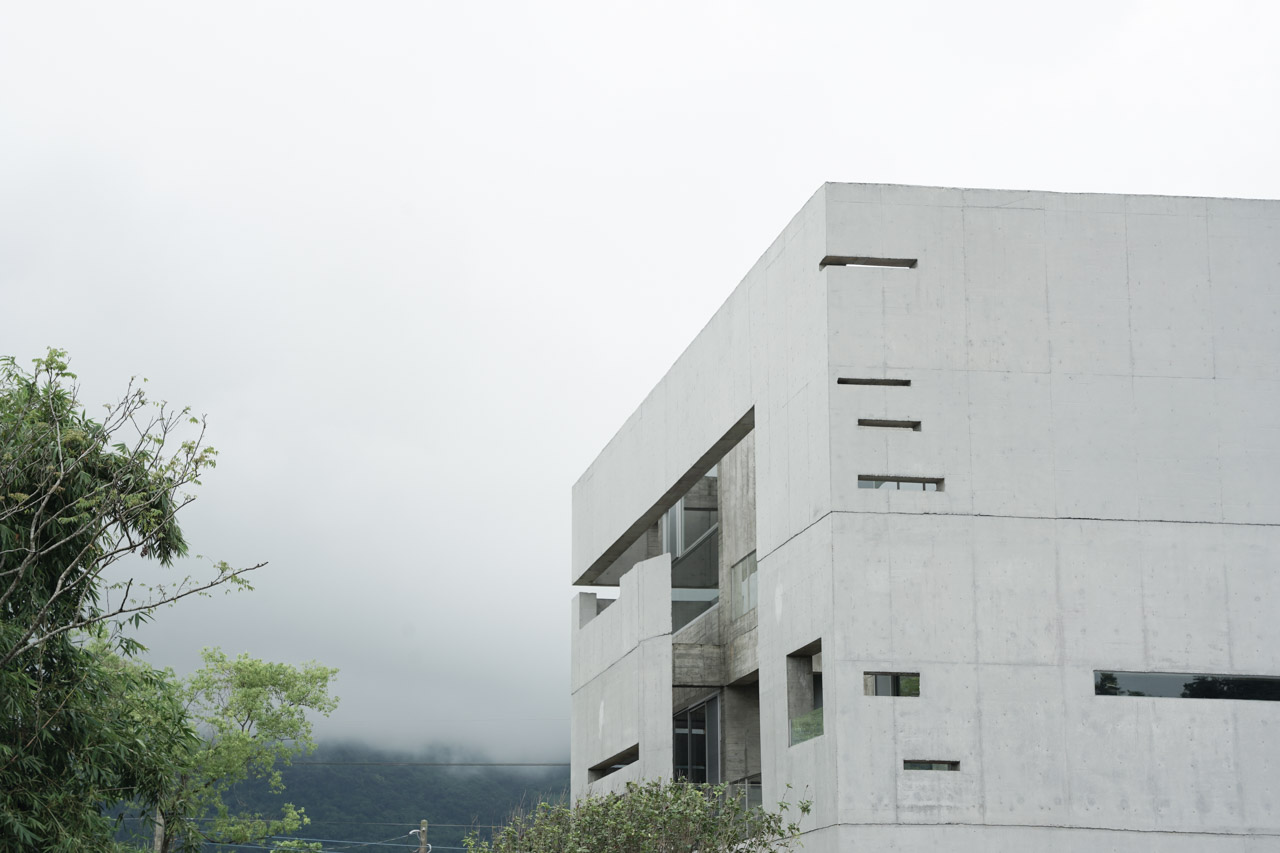 本來食藝空間民宿這是一間現代清水模建築，到花蓮壽豐住宿旅遊推薦首選，由建築名師徐純一 - i2建築研究室主持人親手設計而成的一棟建築，民宿主人親自招待入住的旅客，藉此呈現出民宿最原本的型態。