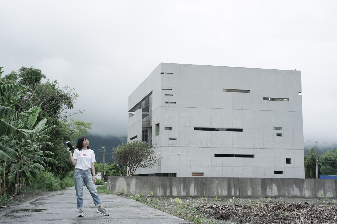 本來食藝空間民宿這是一間現代清水模建築，到花蓮壽豐住宿旅遊推薦首選，由建築名師徐純一 - i2建築研究室主持人親手設計而成的一棟建築，民宿主人親自招待入住的旅客，藉此呈現出民宿最原本的型態。