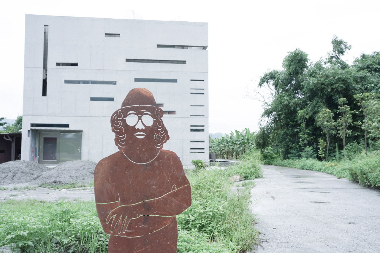 本來食藝空間民宿這是一間現代清水模建築，到花蓮壽豐住宿旅遊推薦首選，由建築名師徐純一 - i2建築研究室主持人親手設計而成的一棟建築，民宿主人親自招待入住的旅客，藉此呈現出民宿最原本的型態。