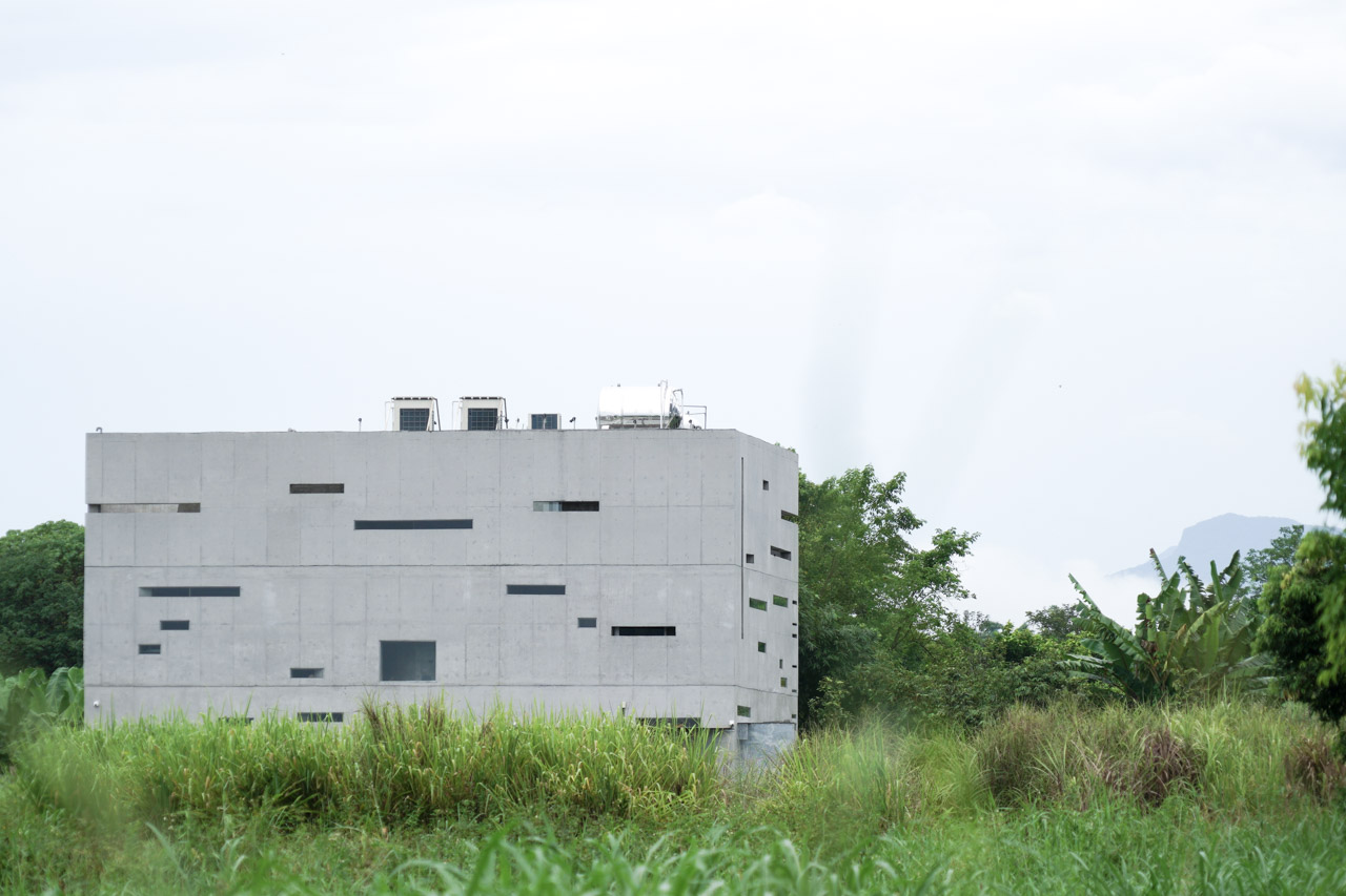 本來食藝空間民宿這是一間現代清水模建築，到花蓮壽豐住宿旅遊推薦首選，由建築名師徐純一 - i2建築研究室主持人親手設計而成的一棟建築，民宿主人親自招待入住的旅客，藉此呈現出民宿最原本的型態。