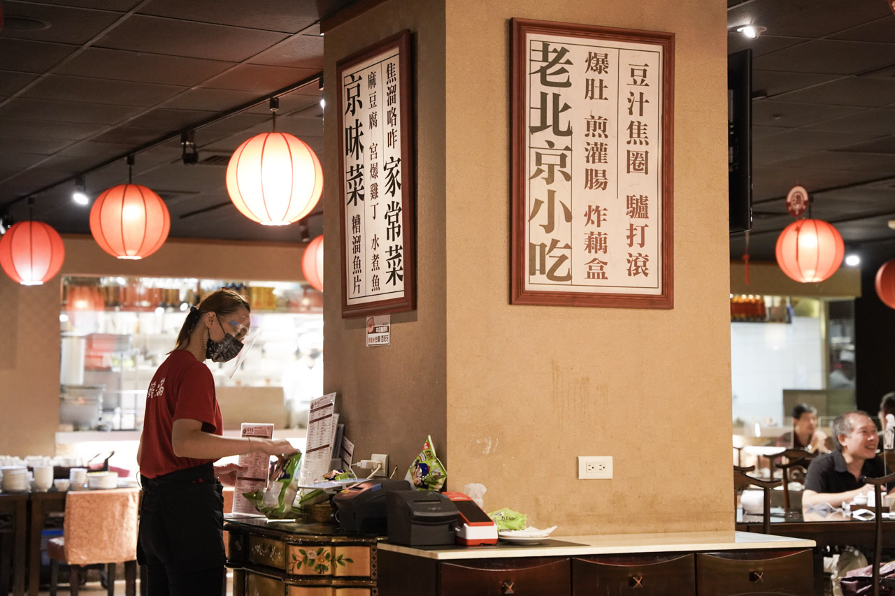 台北南港園區美食我知道的不多，這間以來自北京宮廷菜為名的餡老滿，讓我吃完後馬上豎起大拇指推薦滿點，特別是老滿餃子直接改寫我的餃子排名清單，站上前三名絕對沒問題。