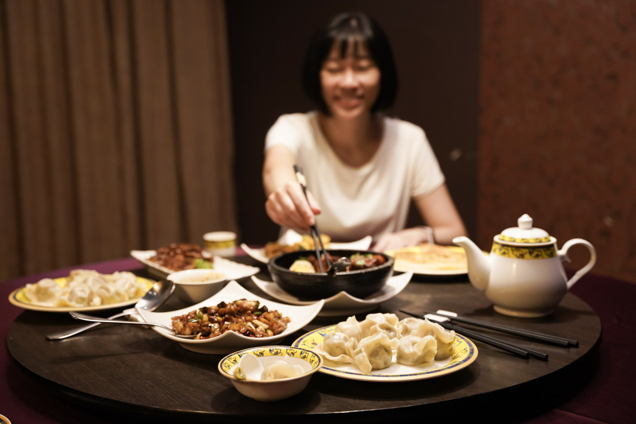 台北南港園區美食我知道的不多，這間以來自北京宮廷菜為名的餡老滿，讓我吃完後馬上豎起大拇指推薦滿點，特別是老滿餃子直接改寫我的餃子排名清單，站上前三名絕對沒問題。