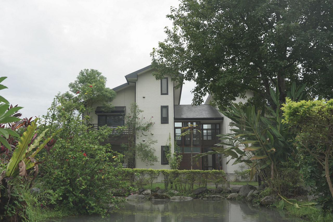 金澤居民宿位於花蓮吉安鄉，是以日式綠建築為主題，民宿緊鄰花蓮木瓜山，在房間內就可以看見美麗的山景好不愜意，在金澤居猶如身處於世外桃源，在台灣小旅行很適合來這裡感受一下花蓮之美。