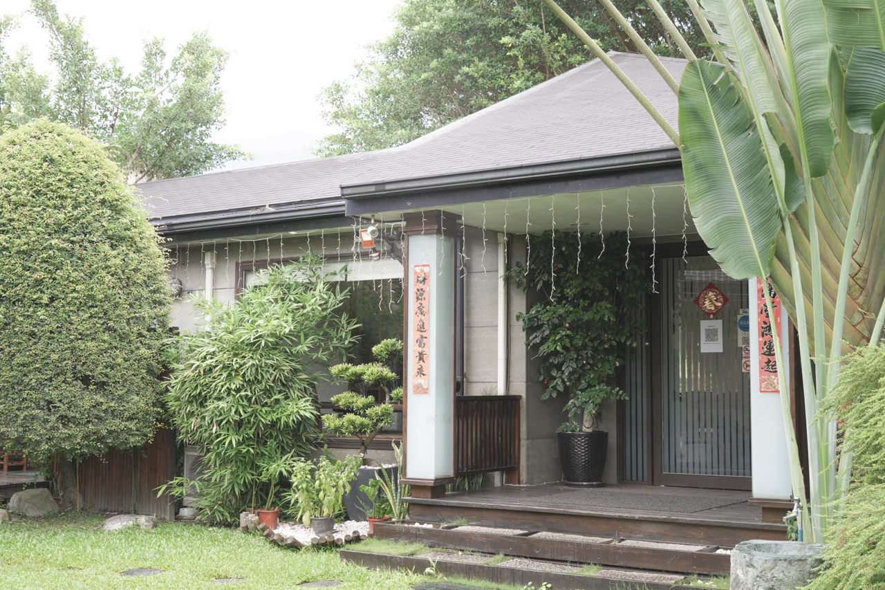 金澤居民宿位於花蓮吉安鄉，是以日式綠建築為主題，民宿緊鄰花蓮木瓜山，在房間內就可以看見美麗的山景好不愜意，在金澤居猶如身處於世外桃源，在台灣小旅行很適合來這裡感受一下花蓮之美。