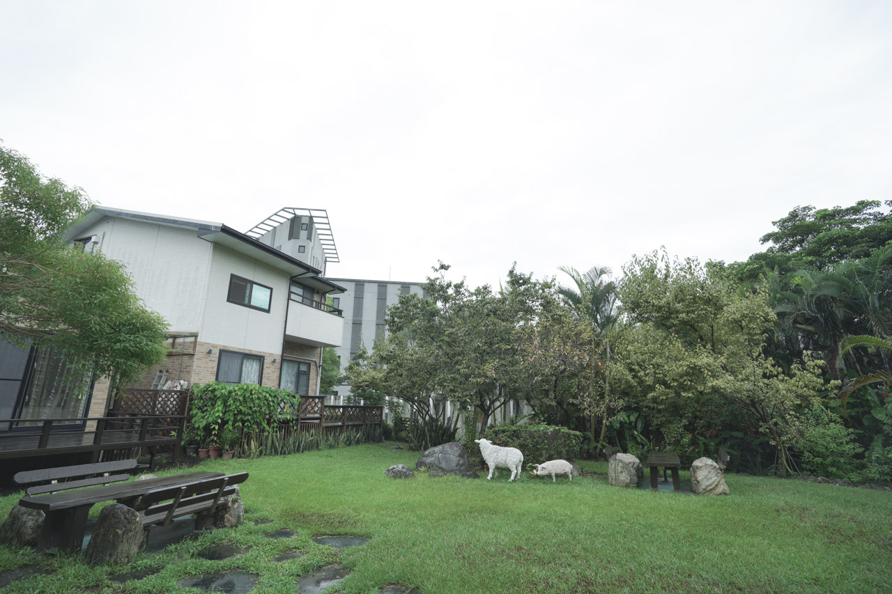 金澤居民宿位於花蓮吉安鄉，是以日式綠建築為主題，民宿緊鄰花蓮木瓜山，在房間內就可以看見美麗的山景好不愜意，在金澤居猶如身處於世外桃源，在台灣小旅行很適合來這裡感受一下花蓮之美。