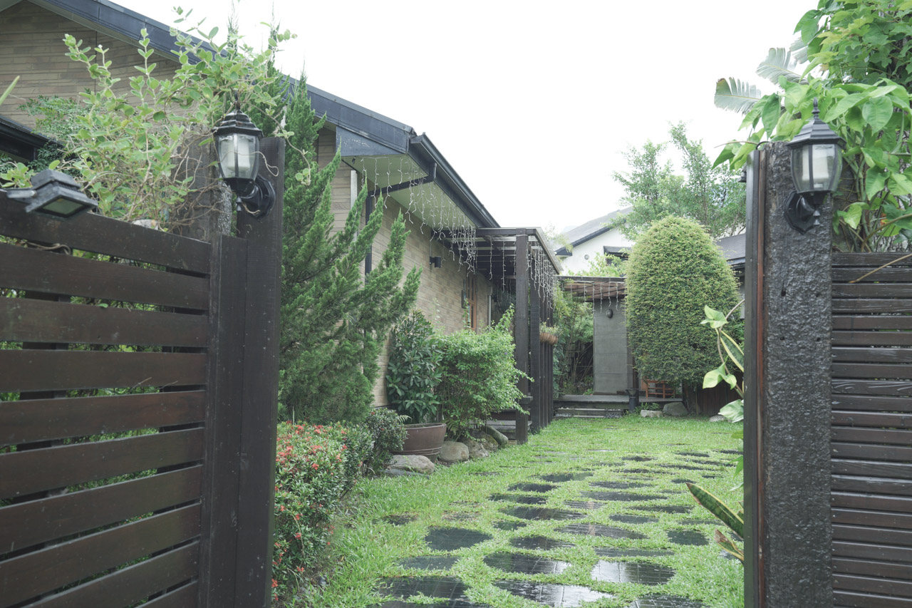 金澤居民宿位於花蓮吉安鄉，是以日式綠建築為主題，民宿緊鄰花蓮木瓜山，在房間內就可以看見美麗的山景好不愜意，在金澤居猶如身處於世外桃源，在台灣小旅行很適合來這裡感受一下花蓮之美。