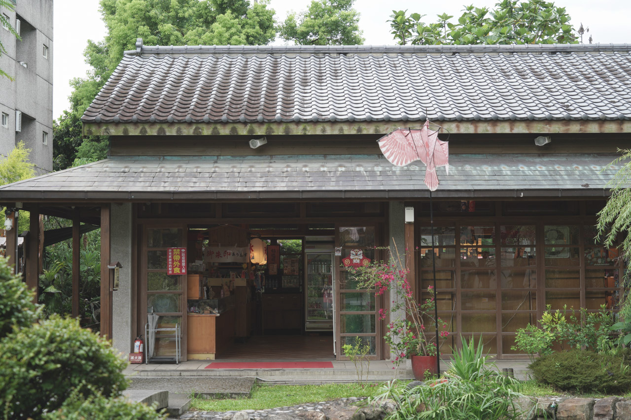 金澤居民宿位於花蓮吉安鄉，是以日式綠建築為主題，民宿緊鄰花蓮木瓜山，在房間內就可以看見美麗的山景好不愜意，在金澤居猶如身處於世外桃源，在台灣小旅行很適合來這裡感受一下花蓮之美。