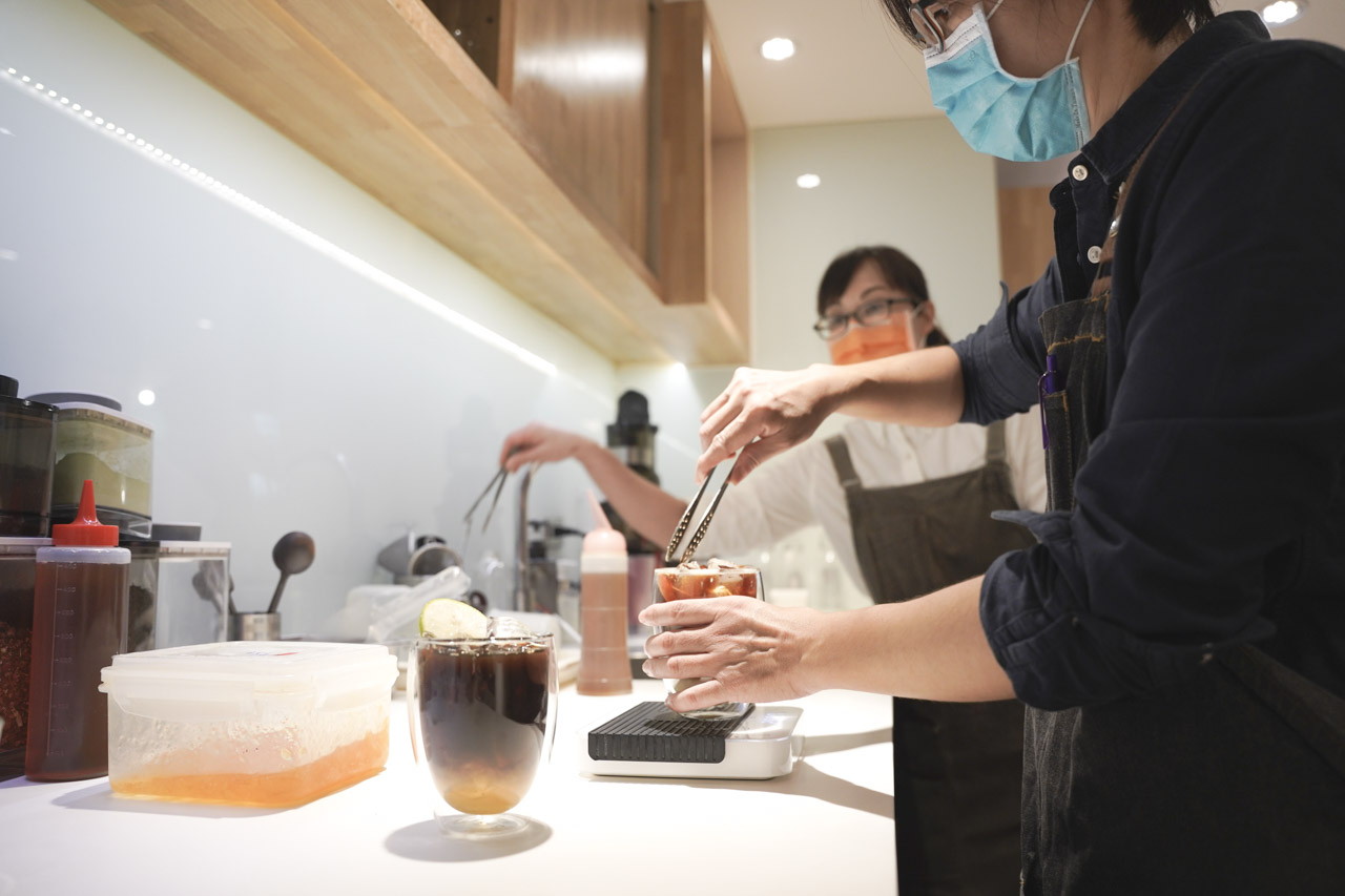 Piccolo Angolo 角落咖啡館在熱鬧的松江南京捷運附近，很適合放鬆心情喝杯咖啡，在這邊可以喝到莊園精品咖啡，也能品嘗美味的輕食餐點，每天還提供5款不同風味冰滴咖啡可做選擇，自製甜點當然也不容錯過。