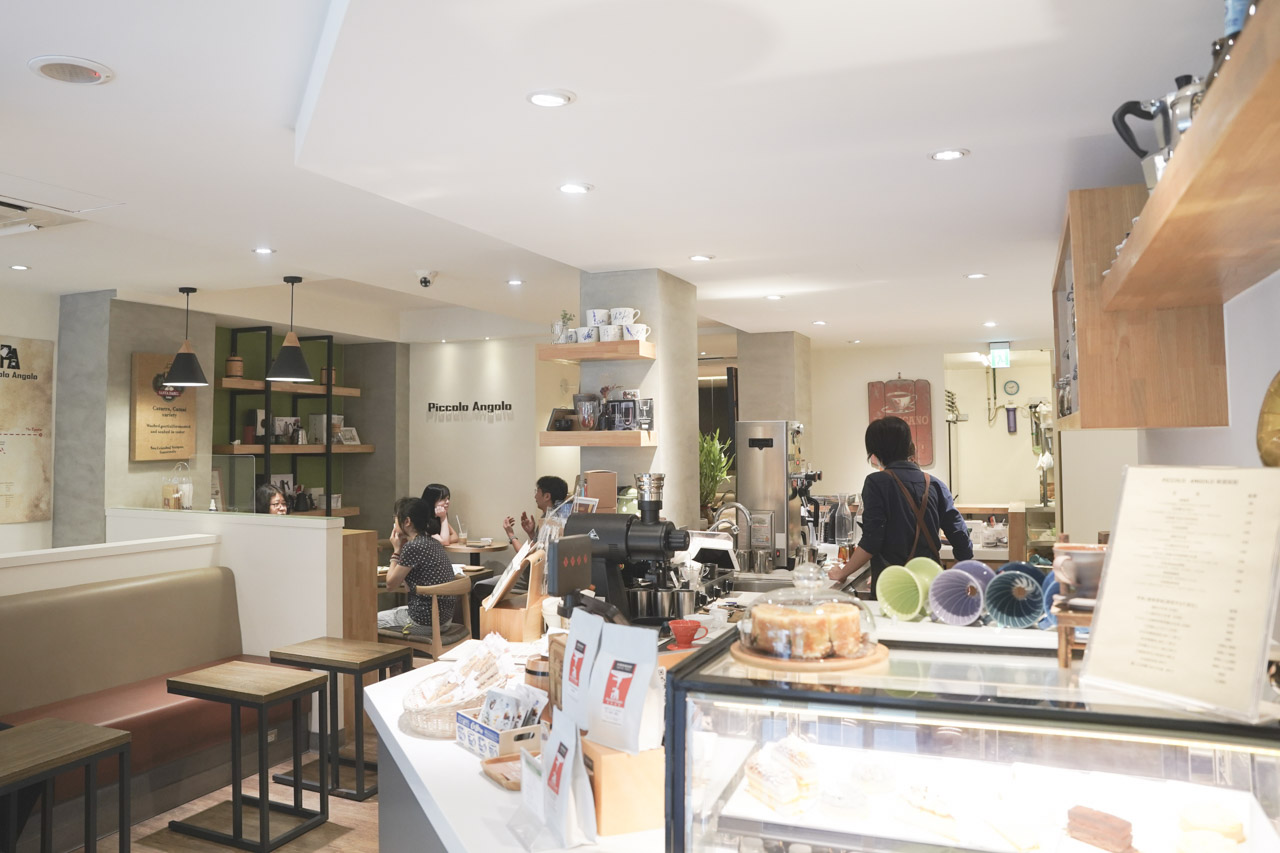 Piccolo Angolo 角落咖啡館在熱鬧的松江南京捷運附近，很適合放鬆心情喝杯咖啡，在這邊可以喝到莊園精品咖啡，也能品嘗美味的輕食餐點，每天還提供5款不同風味冰滴咖啡可做選擇，自製甜點當然也不容錯過。