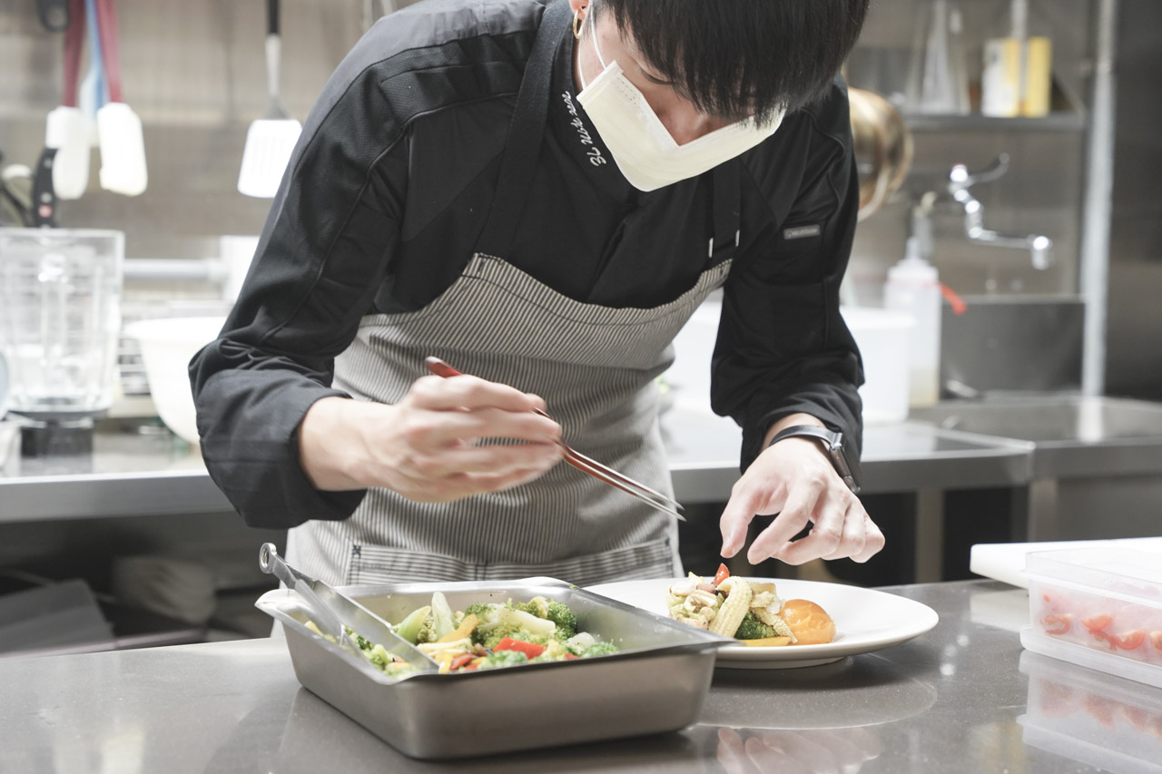 大直捷運站3號出口旁的營養思廚是一間標榜健康料理的餐廳，主要以外送外帶健康餐盒為主，餐點口味跟市面上常見的健康餐盒比起來料理方式大大不同，可以吃到很美味的料理又保持健康養份。