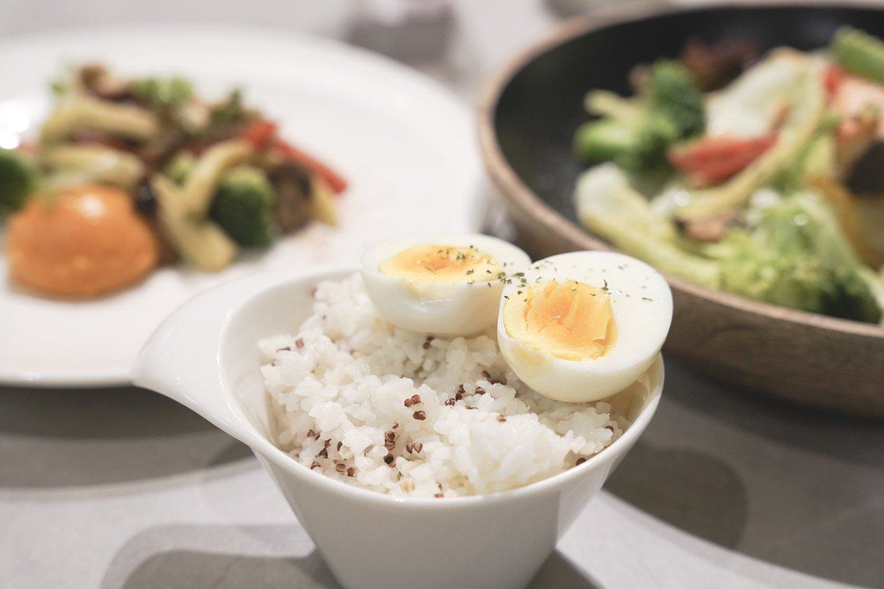 大直捷運站3號出口旁的營養思廚是一間標榜健康料理的餐廳，主要以外送外帶健康餐盒為主，餐點口味跟市面上常見的健康餐盒比起來料理方式大大不同，可以吃到很美味的料理又保持健康養份。