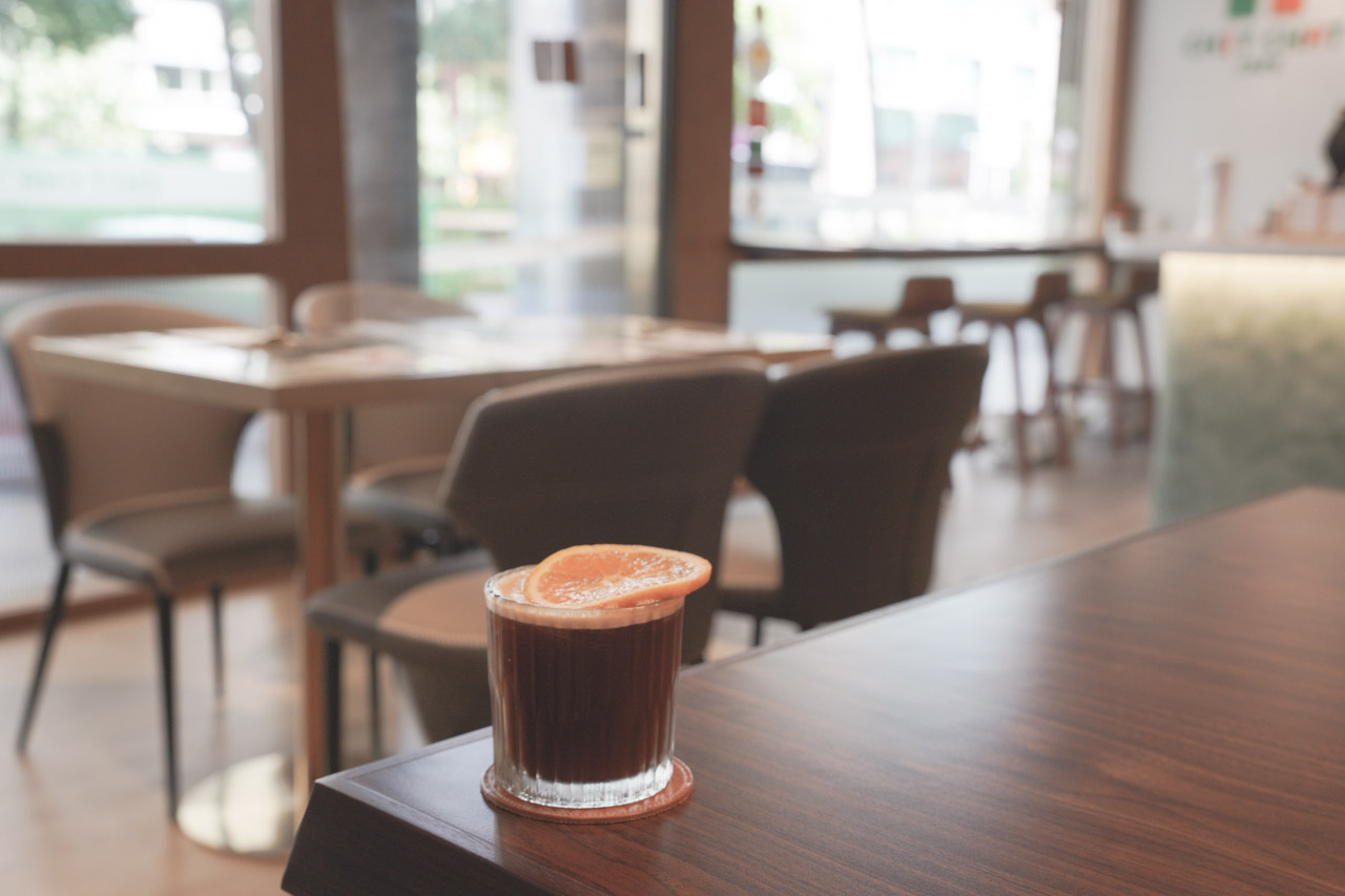 CHIT CHAT Cafe 位於松山區南京東路5段大馬路上，這是一間靠近南京三民捷運站的咖啡廳，亮眼的門面會讓你經過絕不錯過，店內採用北歐輕工業風格，坐在裡面寬敞又舒適，精緻餐點搭配咖啡師精心沖煮美味咖啡，讓人待在 CHIT CHAT Cafe 流連忘返。