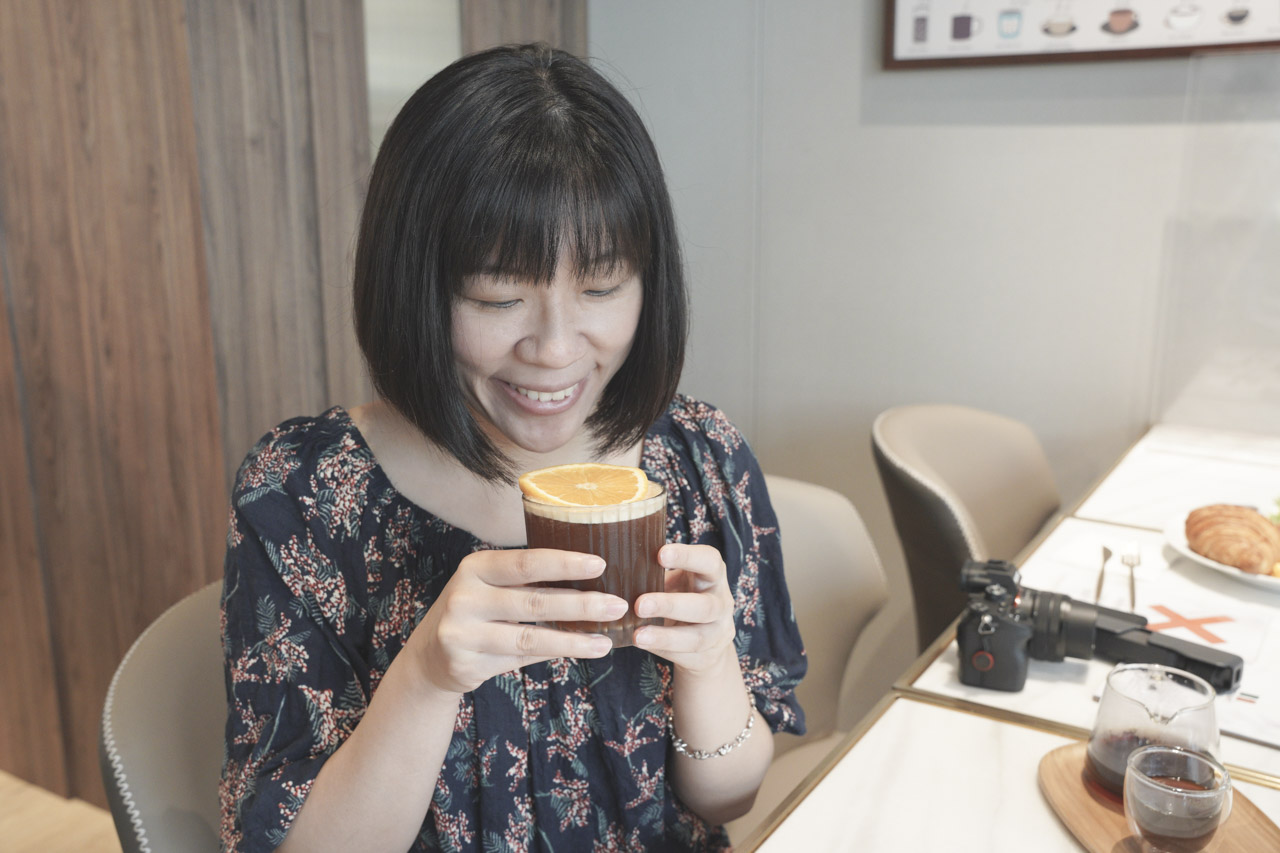 CHIT CHAT Cafe 位於松山區南京東路5段大馬路上，這是一間靠近南京三民捷運站的咖啡廳，亮眼的門面會讓你經過絕不錯過，店內採用北歐輕工業風格，坐在裡面寬敞又舒適，精緻餐點搭配咖啡師精心沖煮美味咖啡，讓人待在 CHIT CHAT Cafe 流連忘返。