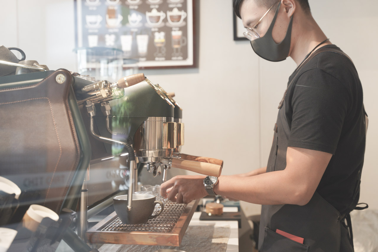 CHIT CHAT Cafe 位於松山區南京東路5段大馬路上，這是一間靠近南京三民捷運站的咖啡廳，亮眼的門面會讓你經過絕不錯過，店內採用北歐輕工業風格，坐在裡面寬敞又舒適，精緻餐點搭配咖啡師精心沖煮美味咖啡，讓人待在 CHIT CHAT Cafe 流連忘返。