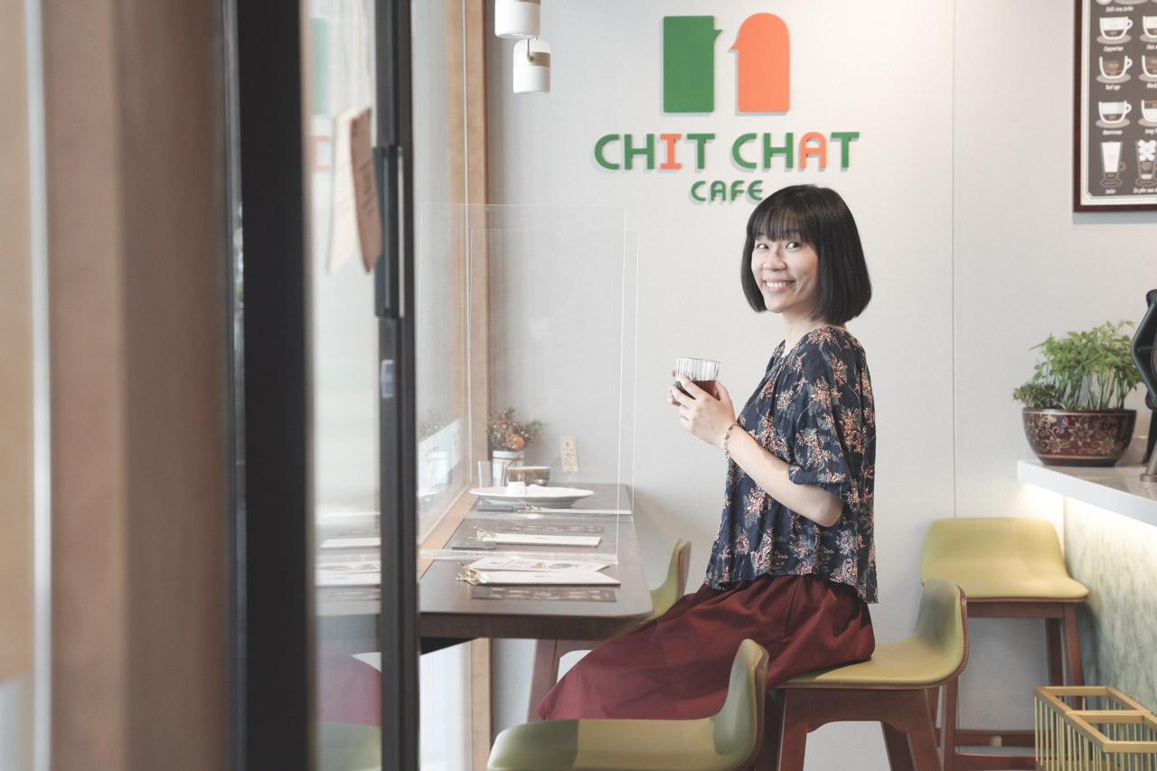 CHIT CHAT Cafe 位於松山區南京東路5段大馬路上，這是一間靠近南京三民捷運站的咖啡廳，亮眼的門面會讓你經過絕不錯過，店內採用北歐輕工業風格，坐在裡面寬敞又舒適，精緻餐點搭配咖啡師精心沖煮美味咖啡，讓人待在 CHIT CHAT Cafe 流連忘返。