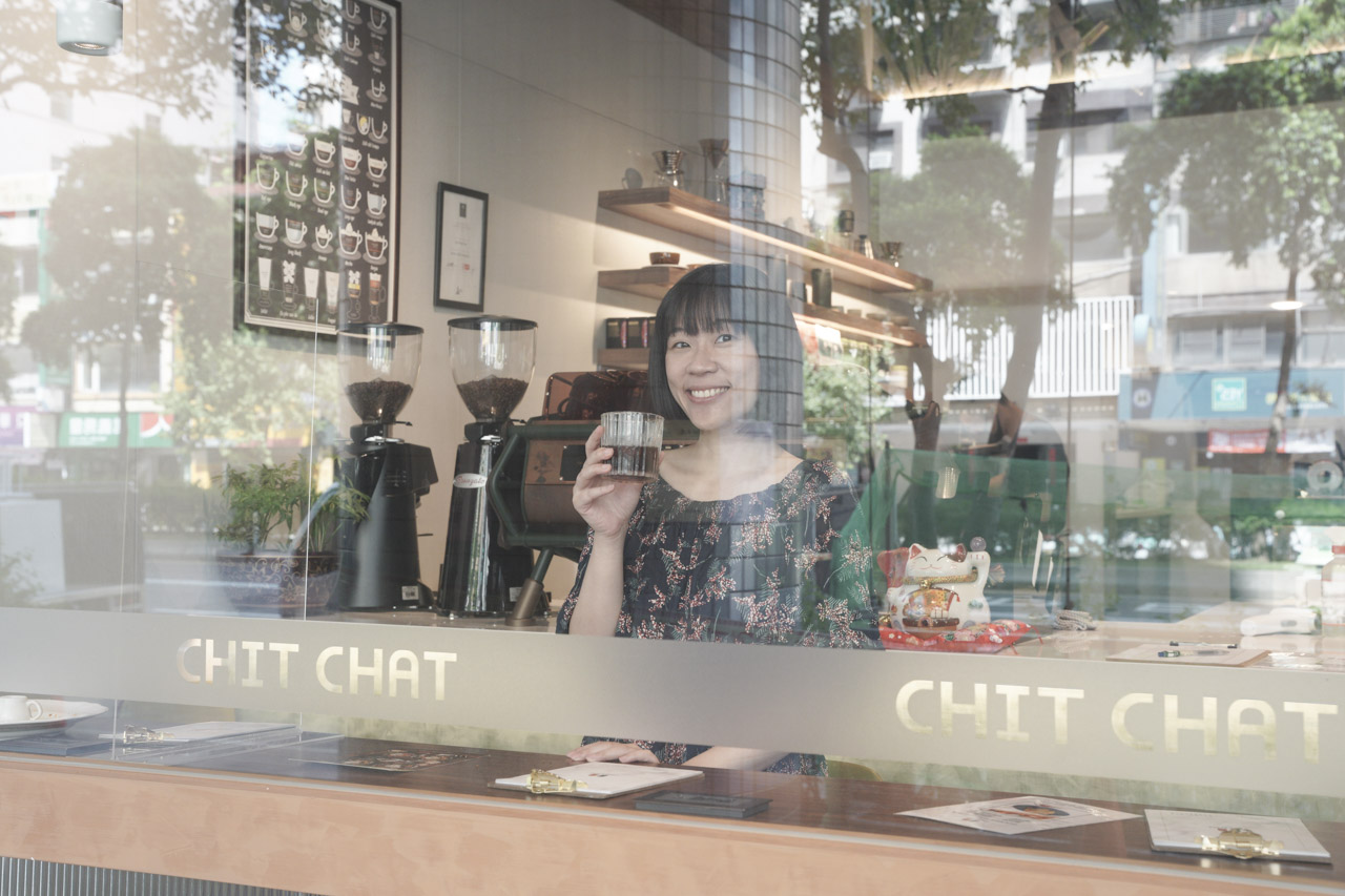 CHIT CHAT Cafe 位於松山區南京東路5段大馬路上，這是一間靠近南京三民捷運站的咖啡廳，亮眼的門面會讓你經過絕不錯過，店內採用北歐輕工業風格，坐在裡面寬敞又舒適，精緻餐點搭配咖啡師精心沖煮美味咖啡，讓人待在 CHIT CHAT Cafe 流連忘返。