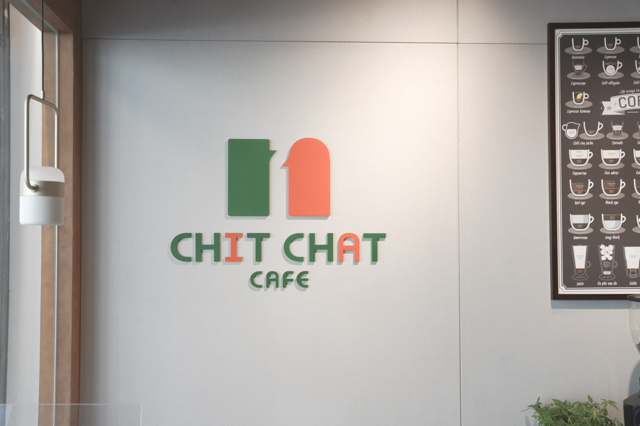 CHIT CHAT Cafe 位於松山區南京東路5段大馬路上，這是一間靠近南京三民捷運站的咖啡廳，亮眼的門面會讓你經過絕不錯過，店內採用北歐輕工業風格，坐在裡面寬敞又舒適，精緻餐點搭配咖啡師精心沖煮美味咖啡，讓人待在 CHIT CHAT Cafe 流連忘返。