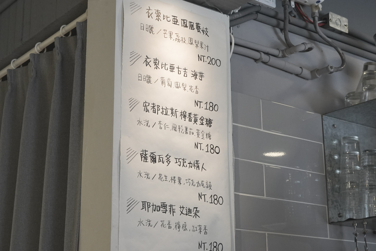 這是一間嚐過後就讓人思思念念的美食咖啡廳「休習日Z Day Cafe」，店內提供的咖哩飯與沙拉飯讓人驚艷不已，店址落腳在一個可以讓人好好休息放鬆的地點，在休習日不論是甜點、環境或是餐點都值得一嚐。