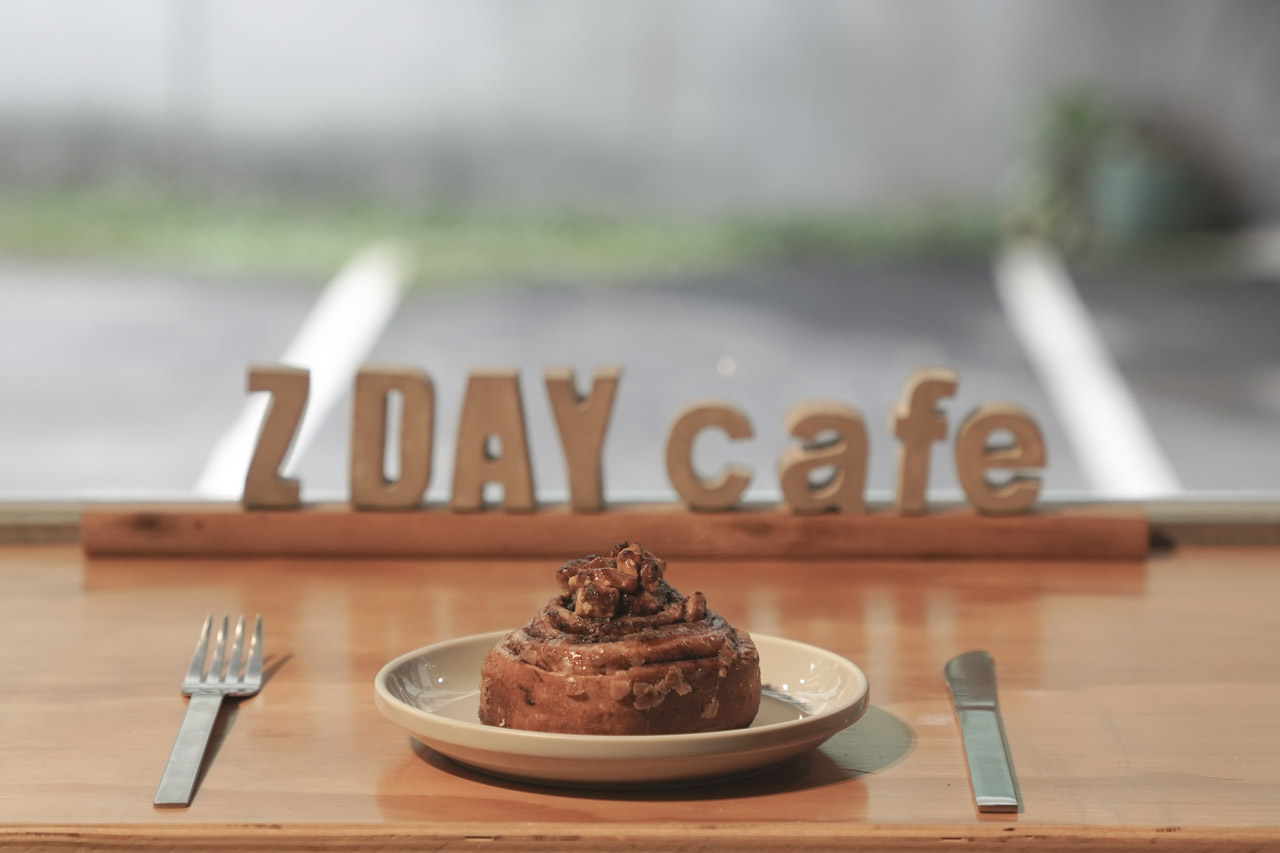 這是一間嚐過後就讓人思思念念的美食咖啡廳「休習日Z Day Cafe」，店內提供的咖哩飯與沙拉飯讓人驚艷不已，店址落腳在一個可以讓人好好休息放鬆的地點，在休習日不論是甜點、環境或是餐點都值得一嚐。