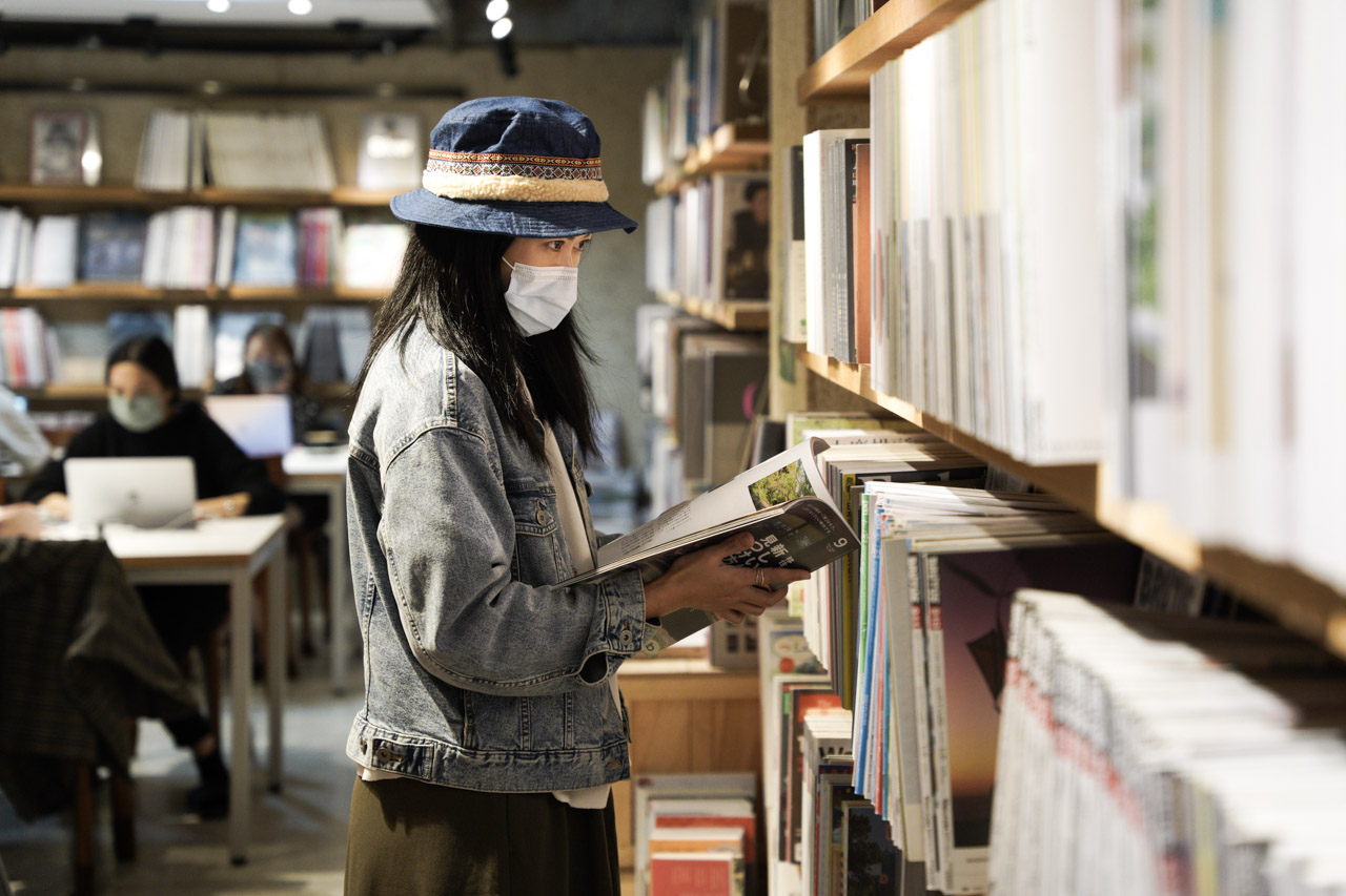 你絕對不能錯過 boven 雜誌圖書館，在這邊你可以享受到有如進到藏寶庫的感覺，看不完的雜誌讓人不想離開，點一杯咖啡耗一整個下午，人人能負擔的費用在看完雜誌後還會有種賺到的感覺。