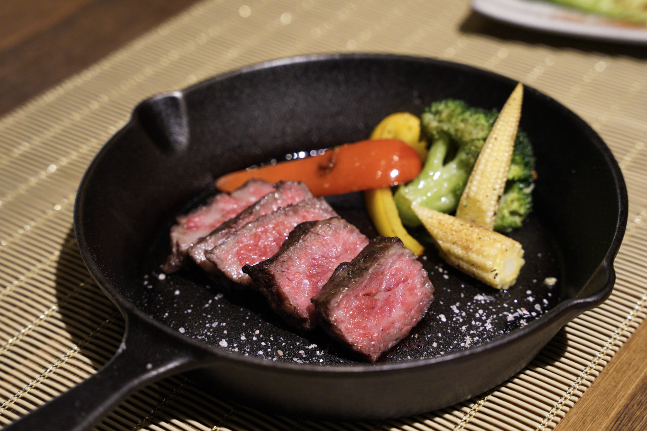 一吃就能充分了解店家的風味，吾居炭火廚房 UCHI Grill Kitchen，顛覆傳統的炭火料理體驗，吾居位於松江南京捷運站附近，在一個稍微後縮復興北路大馬路旁的隱密空間，既便於交通，又能稍微遠離塵囂。店門口低調不張揚，真的像是回到家的秘密基地。