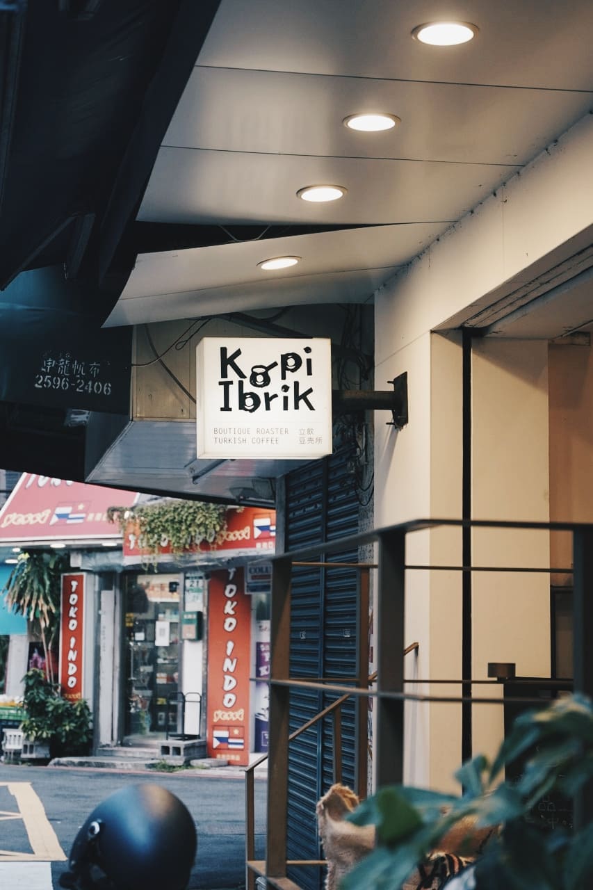 想在台北市喝杯土耳其咖啡，現在你可以到一步一步來咖啡 Kopi lbrik Cafe，藏在大安區的小巷內，低調的環境讓你不經意就會與他擦身而過，在這邊有提供土耳其精品咖啡，偶爾還可以品嚐阿仙老闆的好手藝。