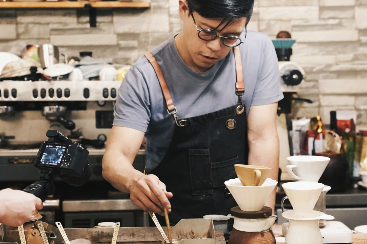 想在台北市喝杯土耳其咖啡，現在你可以到一步一步來咖啡 Kopi lbrik Cafe，藏在大安區的小巷內，低調的環境讓你不經意就會與他擦身而過，在這邊有提供土耳其精品咖啡，偶爾還可以品嚐阿仙老闆的好手藝。