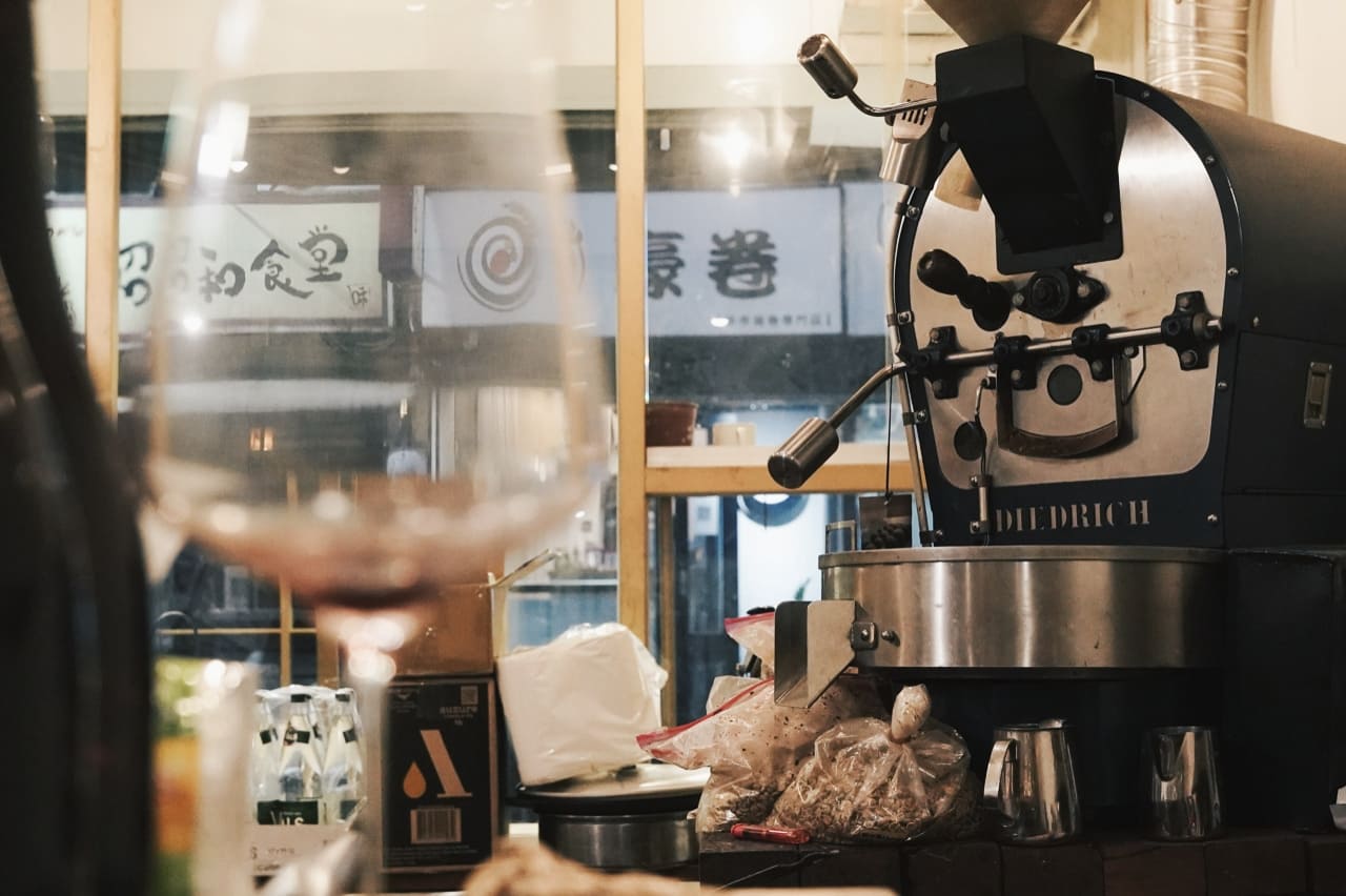 想在台北市喝杯土耳其咖啡，現在你可以到一步一步來咖啡 Kopi lbrik Cafe，藏在大安區的小巷內，低調的環境讓你不經意就會與他擦身而過，在這邊有提供土耳其精品咖啡，偶爾還可以品嚐阿仙老闆的好手藝。