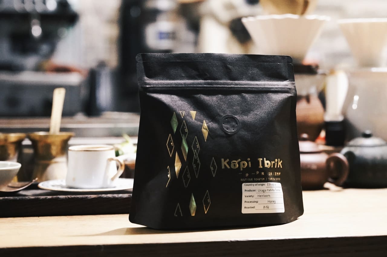 想在台北市喝杯土耳其咖啡，現在你可以到一步一步來咖啡 Kopi lbrik Cafe，藏在大安區的小巷內，低調的環境讓你不經意就會與他擦身而過，在這邊有提供土耳其精品咖啡，偶爾還可以品嚐阿仙老闆的好手藝。