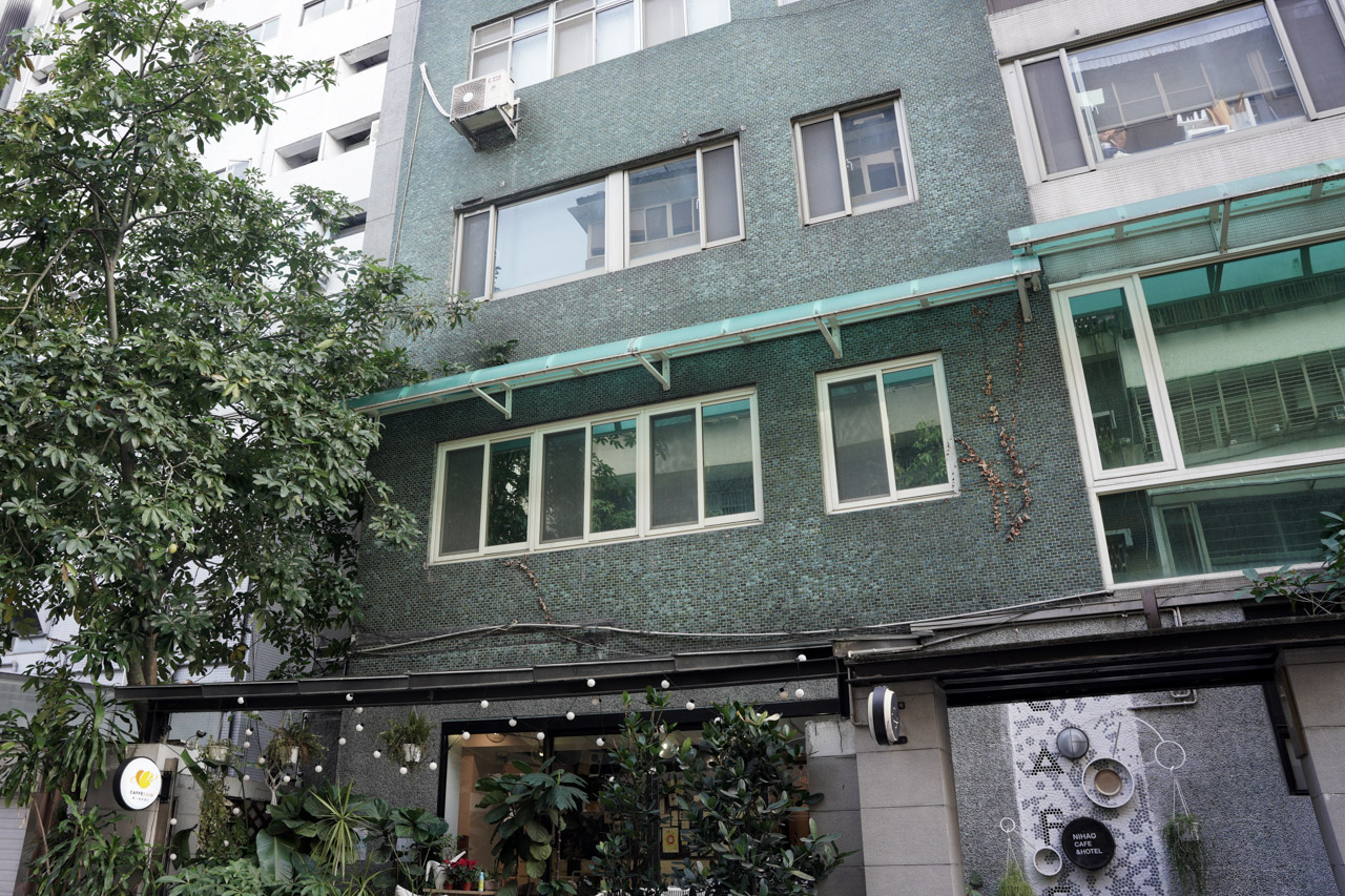 大安捷運站旁的你好咖啡旅館 NiHao Cafe Hotel，這是一間旅館，同時也是一間咖啡廳，幫到訪旅客準備一份豐盛早午餐，這是你好咖啡旅館特色，同時也是老闆的堅持。你好 / nihao 是中文用語最重要的歡迎及招呼語，老闆在這邊接待來自世界各地旅人。