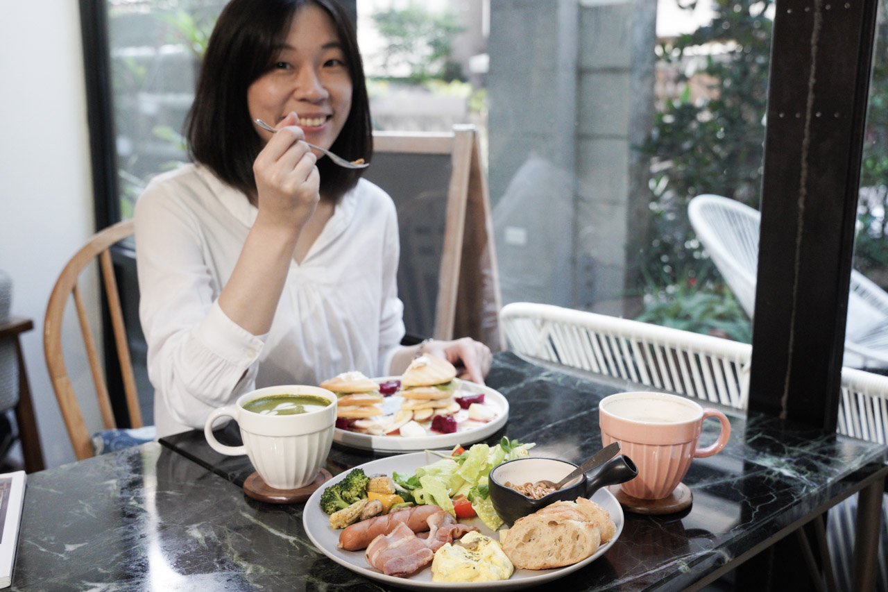 大安捷運站旁的你好咖啡旅館 NiHao Cafe Hotel，這是一間旅館，同時也是一間咖啡廳，幫到訪旅客準備一份豐盛早午餐，這是你好咖啡旅館特色，同時也是老闆的堅持。你好 / nihao 是中文用語最重要的歡迎及招呼語，老闆在這邊接待來自世界各地旅人。