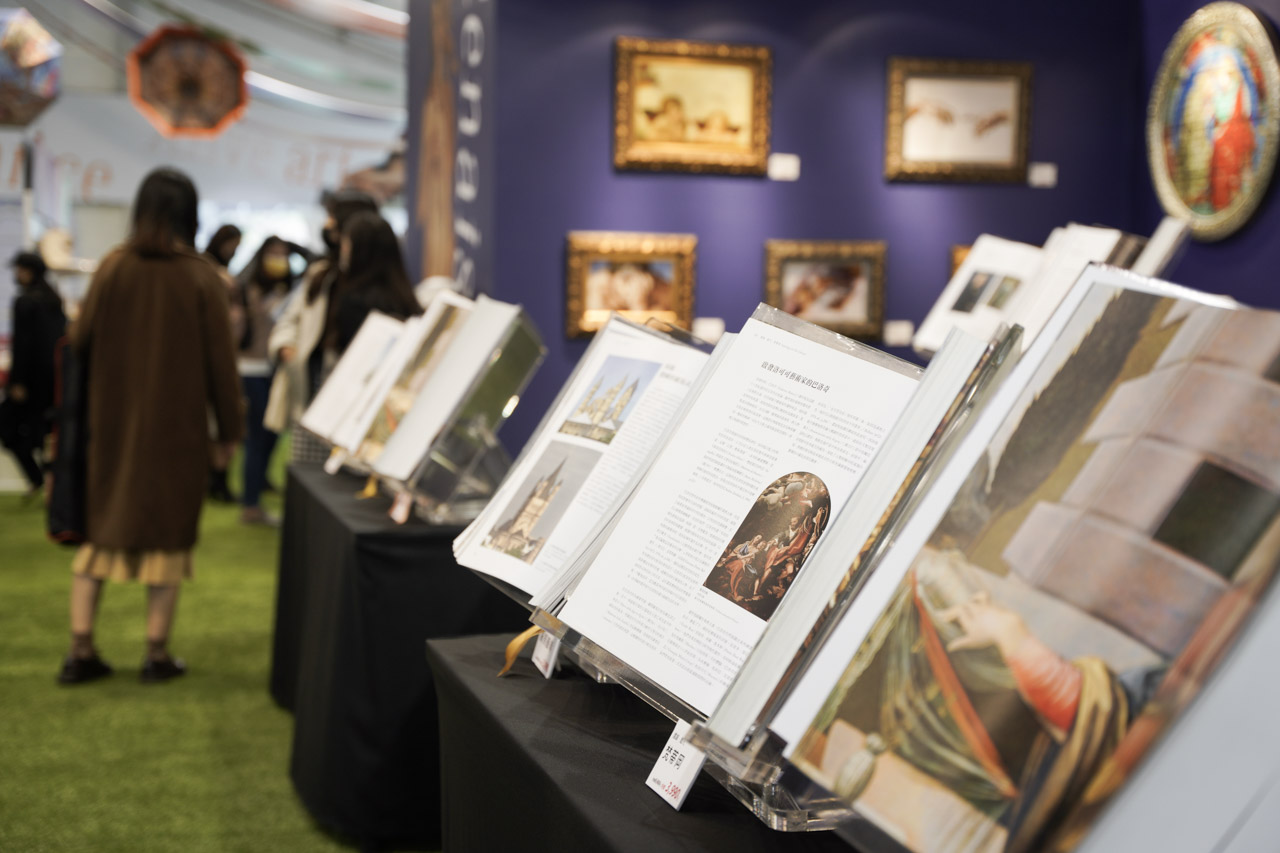 台北花博流行館舉辦會動的文藝復興展，首次以體驗540度環場沉浸式互動為特色，連聖母百花大教堂的濕壁畫都透過科技技術出現在你眼前，加上超過200幅經典名畫絕對值提一看。