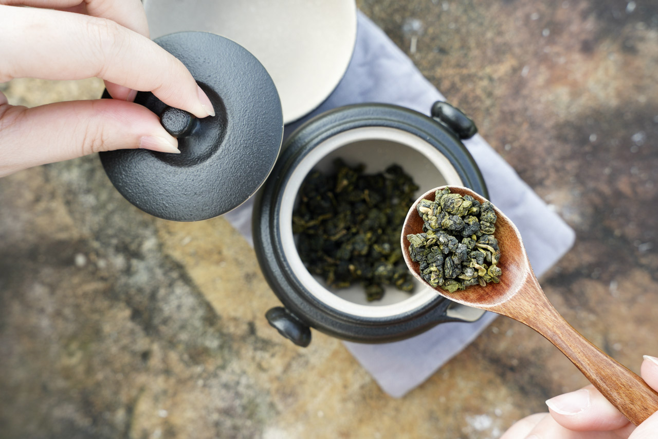 想在野外露營或是郊遊踏青時來杯好茶嗎？陸寶陶瓷 LOHAS Pottery 旅行茶具「知足常樂旅行組」把山竹融入了品茶生活樂趣中，以象徵富貴平安的「山竹」做為茶具設計靈感非常具有特色