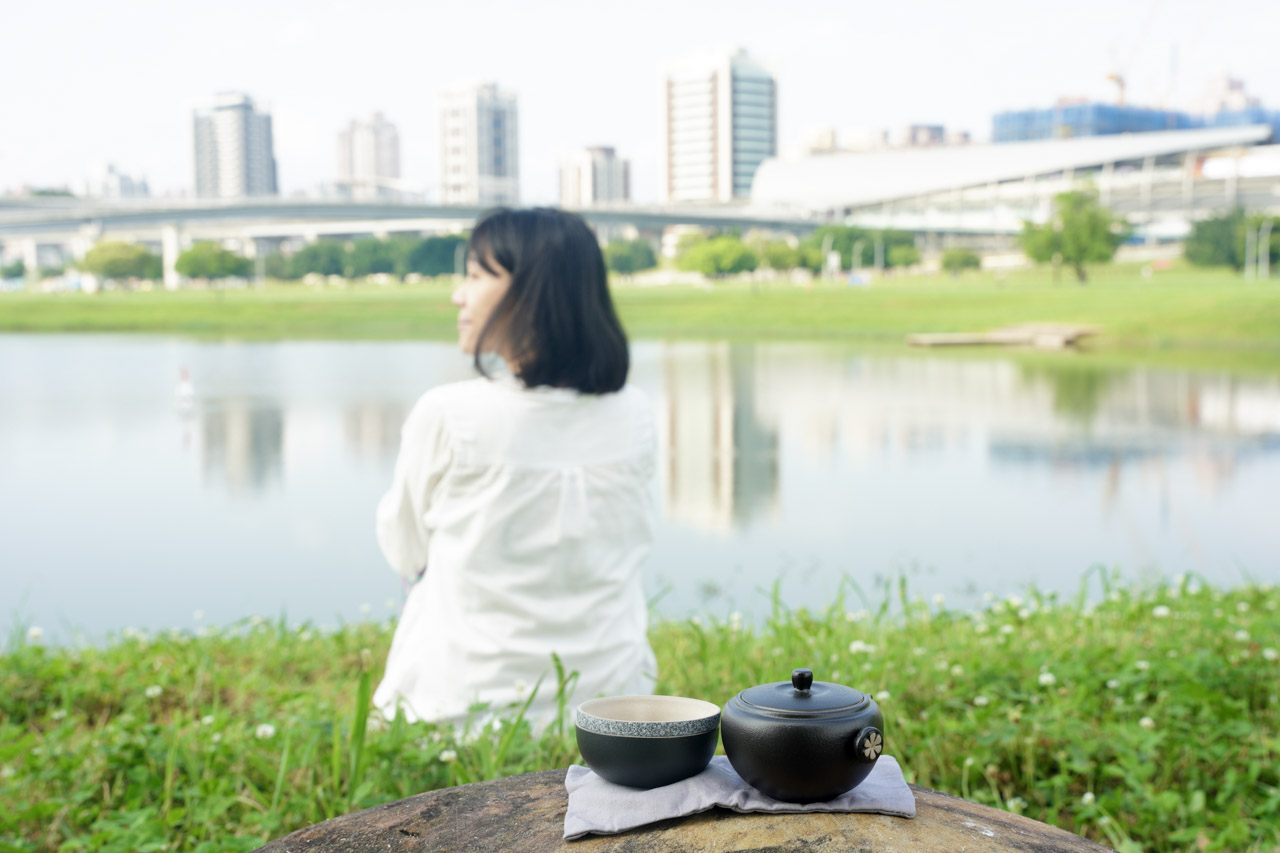 想在野外露營或是郊遊踏青時來杯好茶嗎？陸寶陶瓷 LOHAS Pottery 旅行茶具「知足常樂旅行組」把山竹融入了品茶生活樂趣中，以象徵富貴平安的「山竹」做為茶具設計靈感非常具有特色