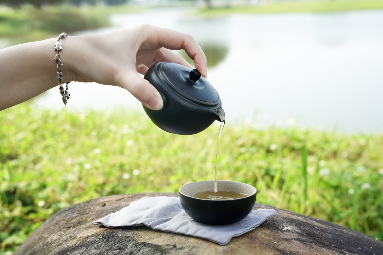 想在野外露營或是郊遊踏青時來杯好茶嗎？陸寶陶瓷 LOHAS Pottery 旅行茶具「知足常樂旅行組」把山竹融入了品茶生活樂趣中，以象徵富貴平安的「山竹」做為茶具設計靈感非常具有特色